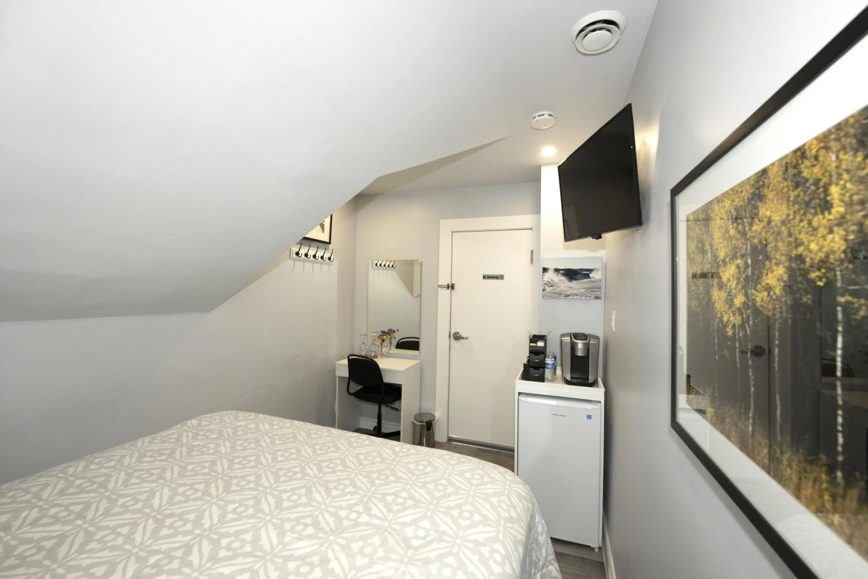 Photo of the whole room, Bed in Serene Niagara Inn