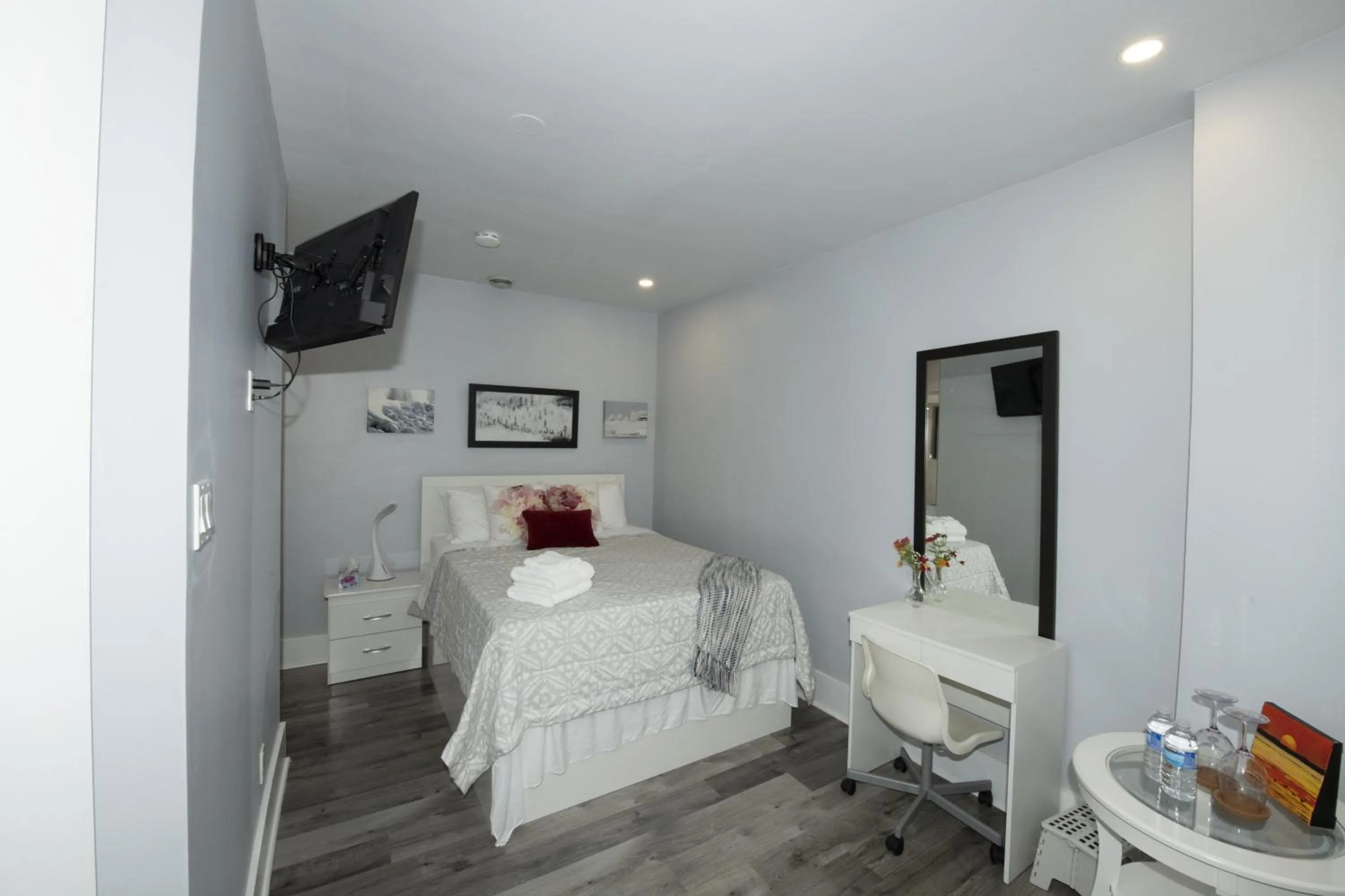 Photo of the whole room, Bed in Serene Niagara Inn