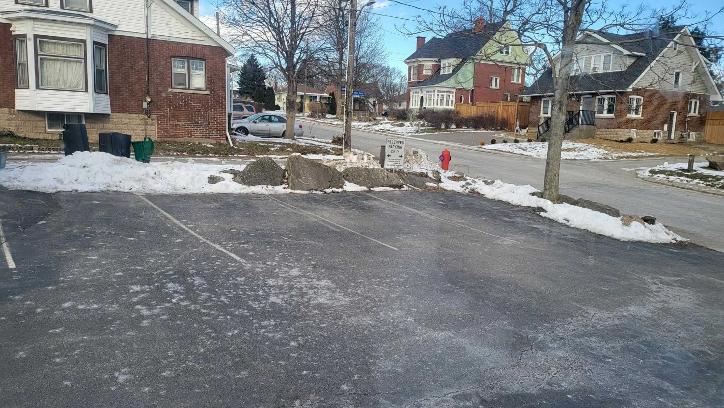 Parking in Serene Niagara Inn
