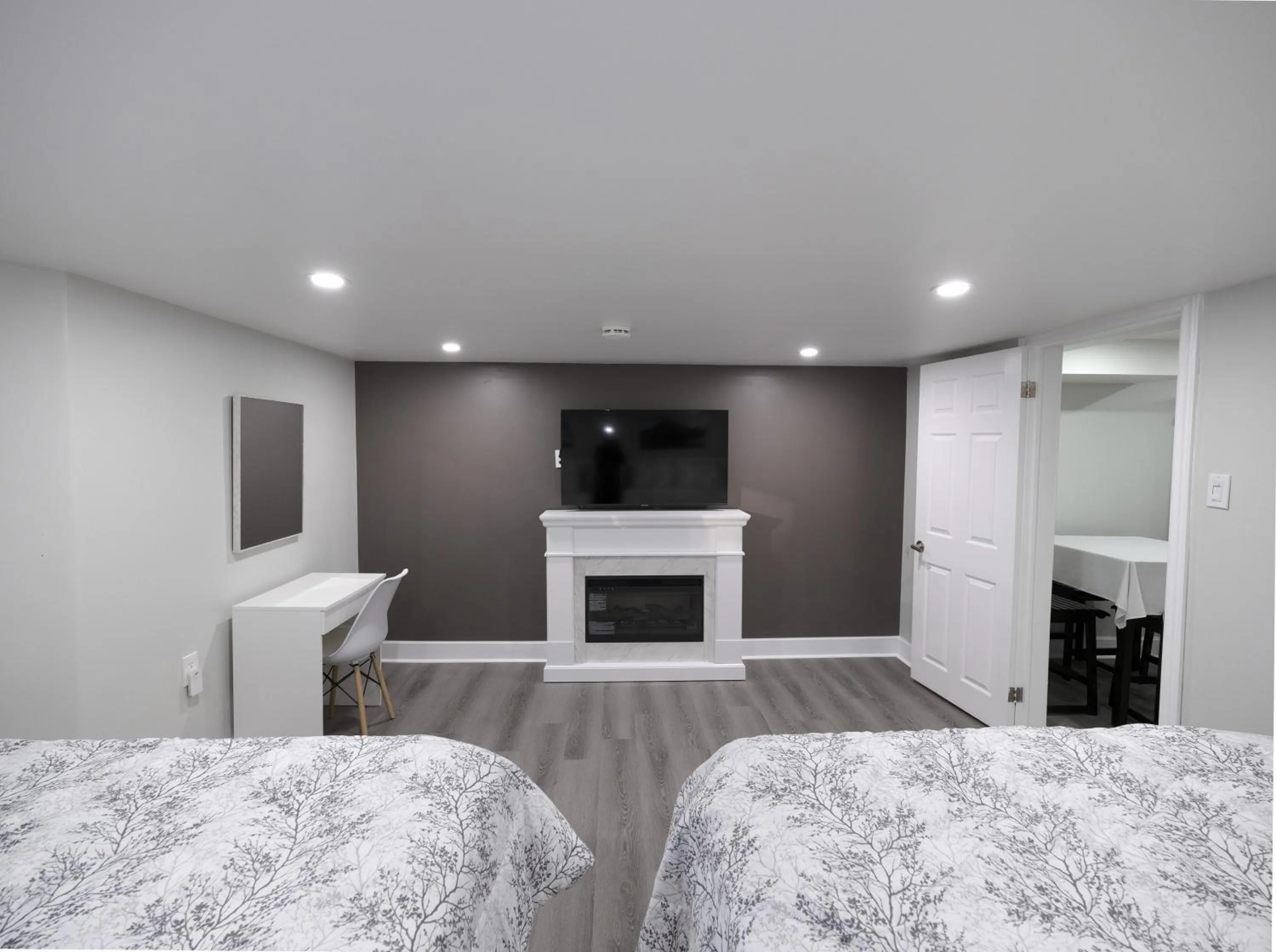 Bedroom, Bed in Serene Niagara Inn