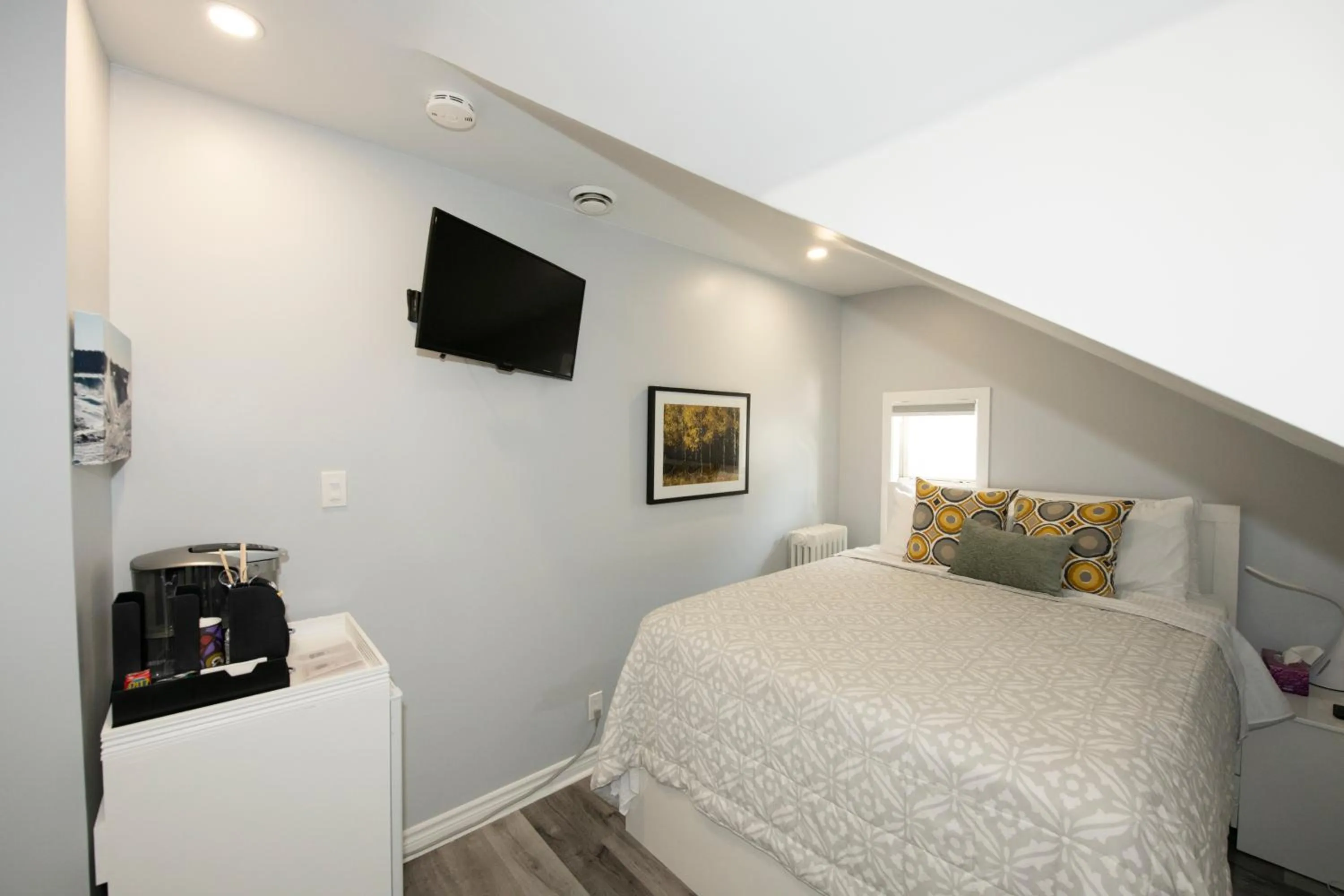 Bed in Serene Niagara Inn