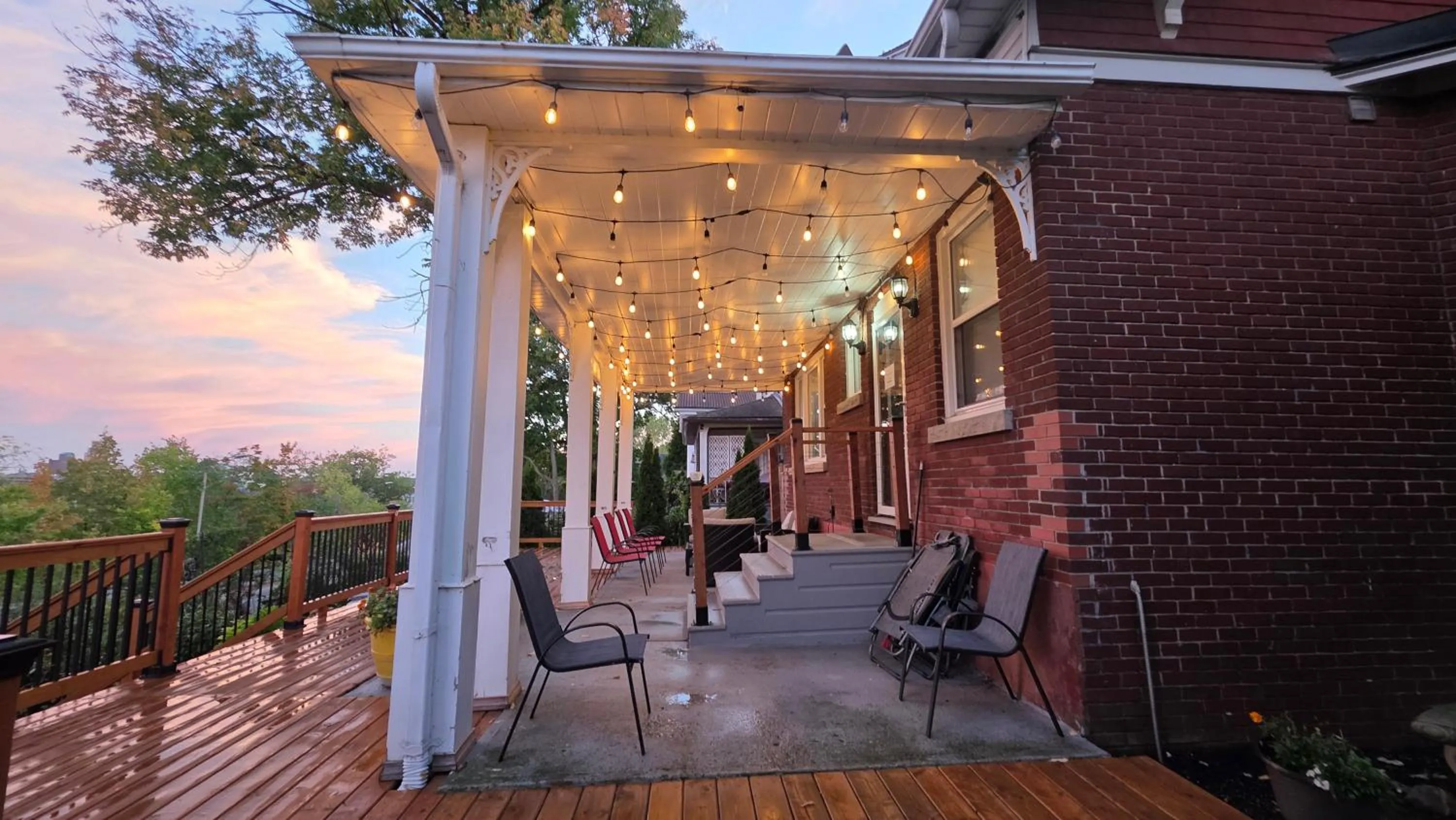 Property building in Serene Niagara Inn