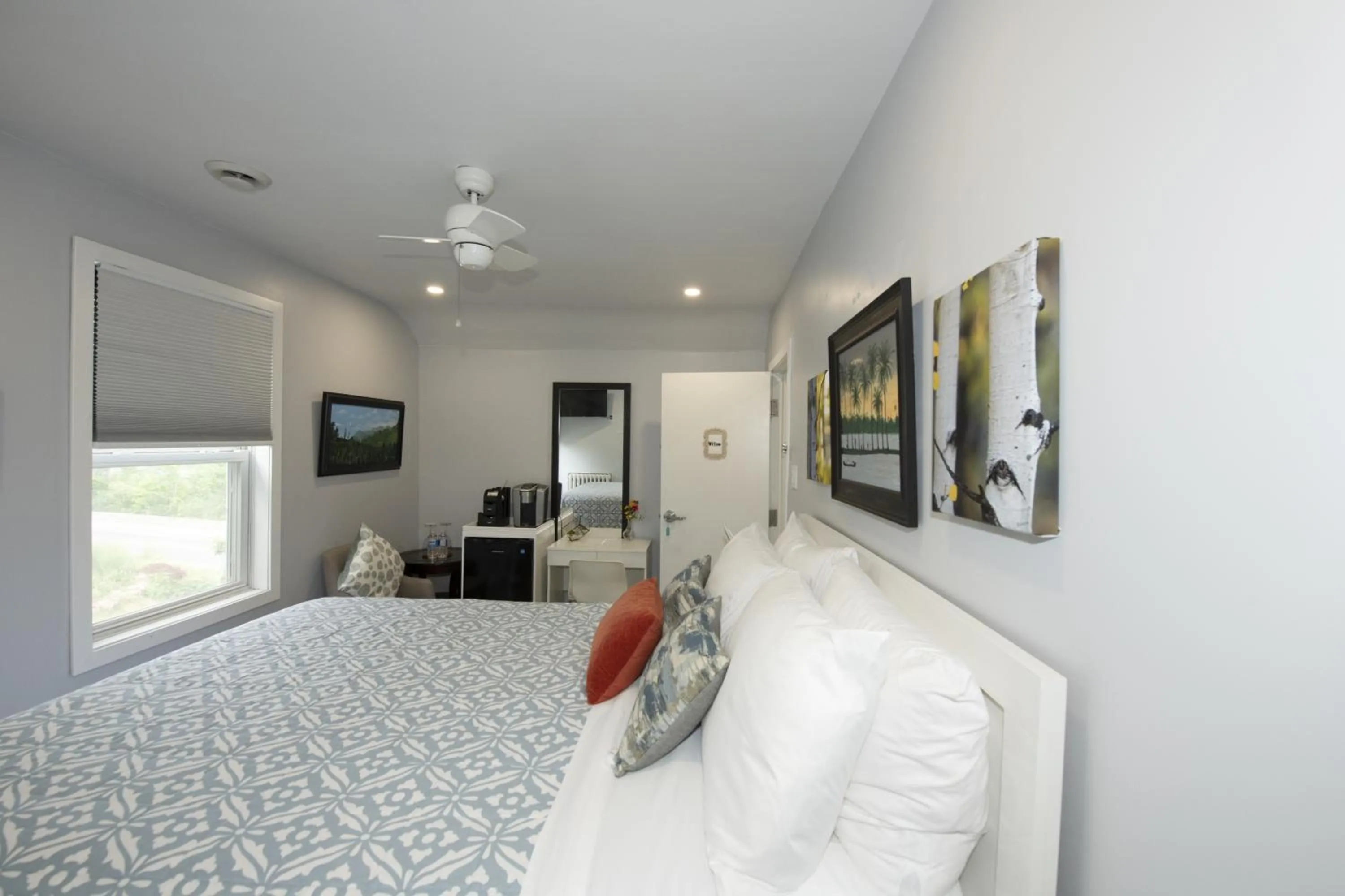 View (from property/room), Bed in Serene Niagara Inn