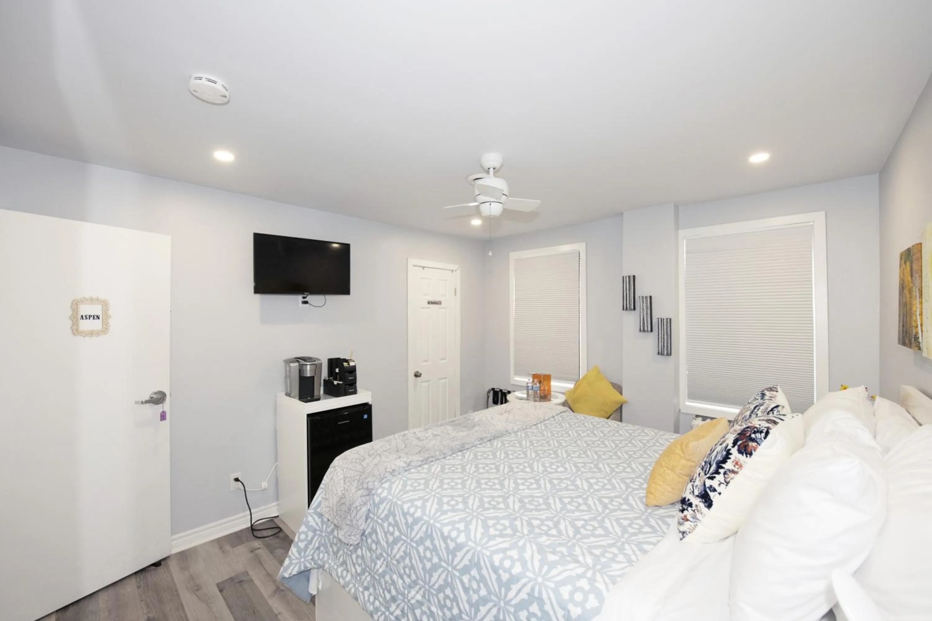 Photo of the whole room, Bed in Serene Niagara Inn