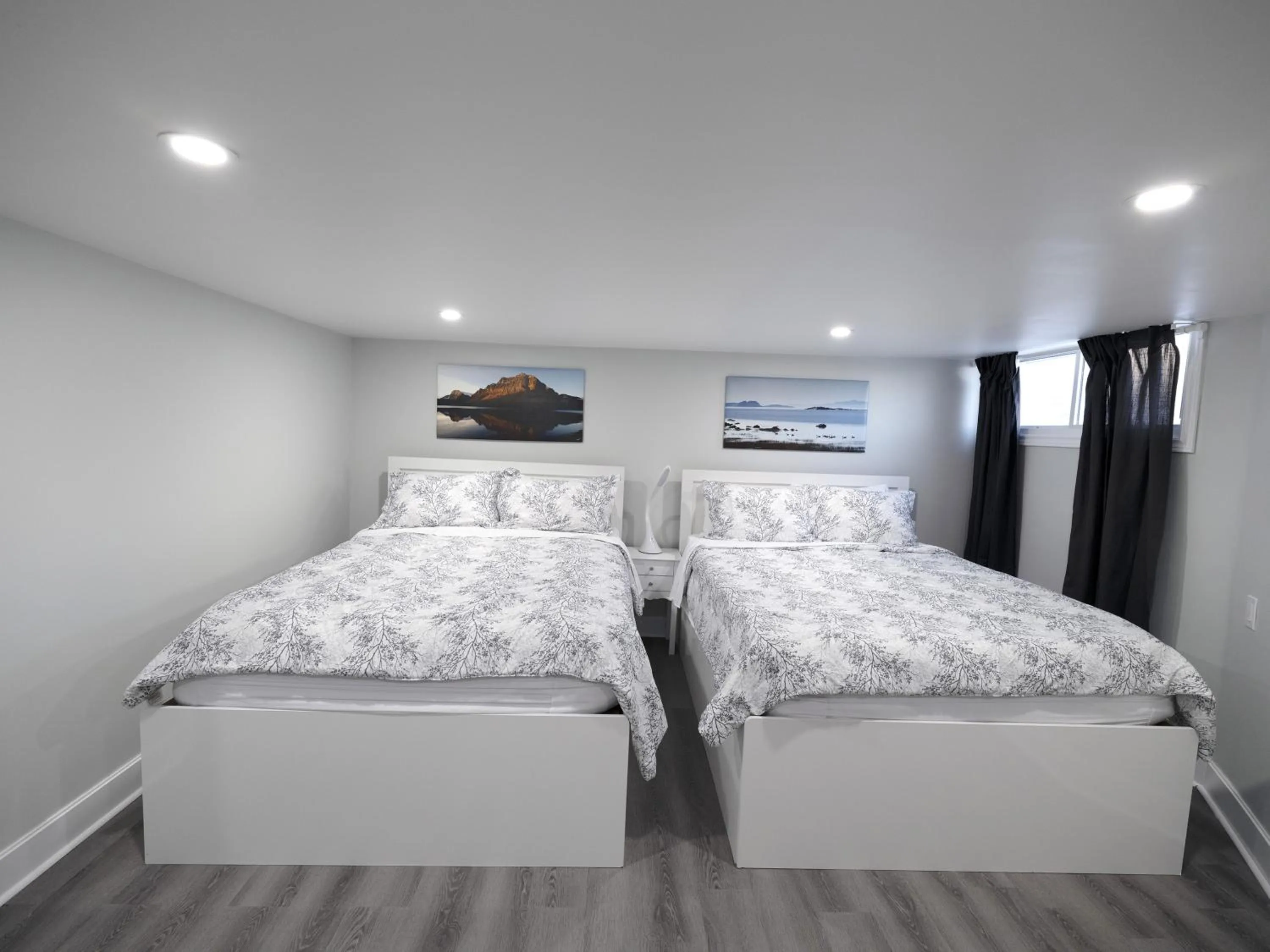 Bed in Serene Niagara Inn