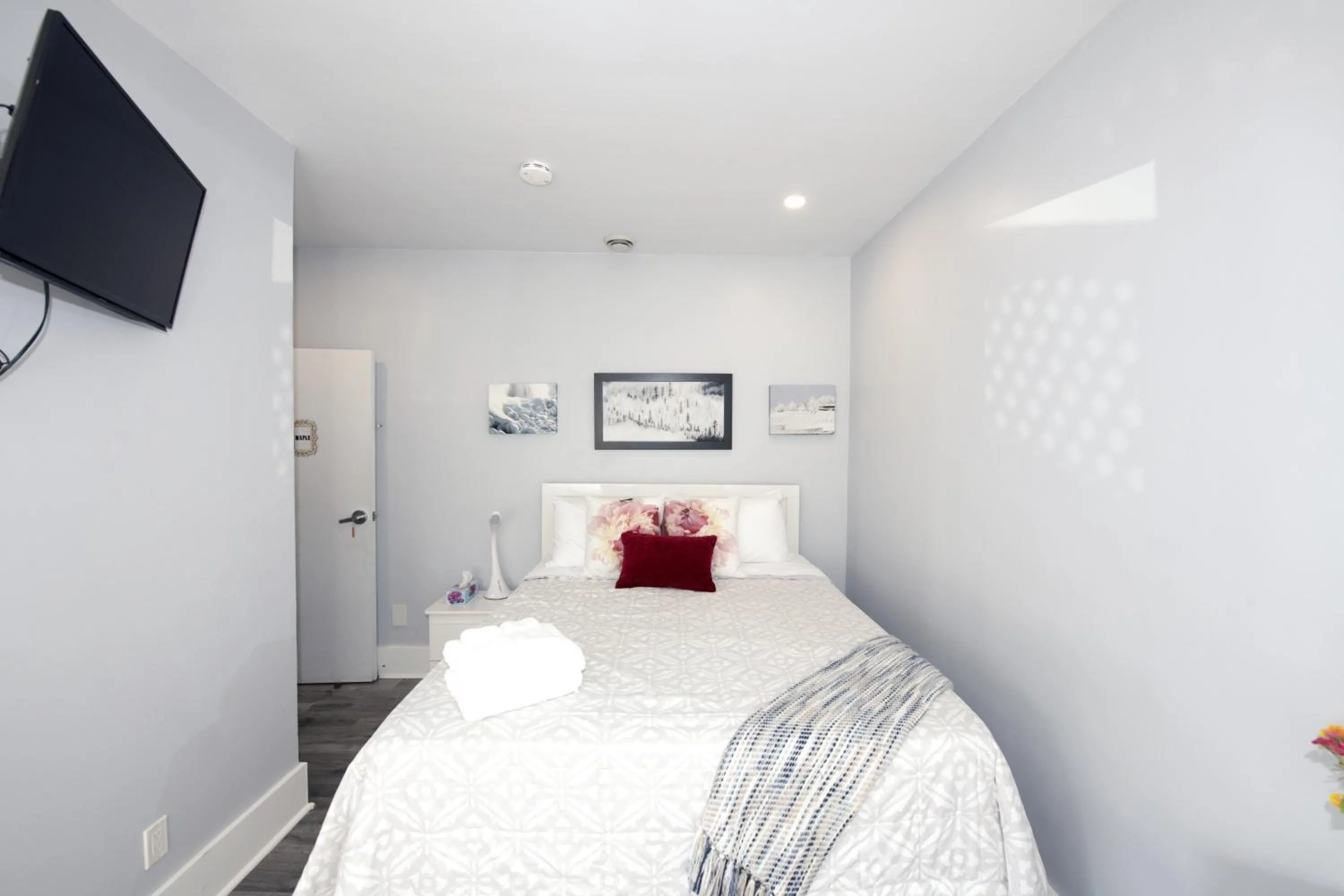 Bed in Serene Niagara Inn