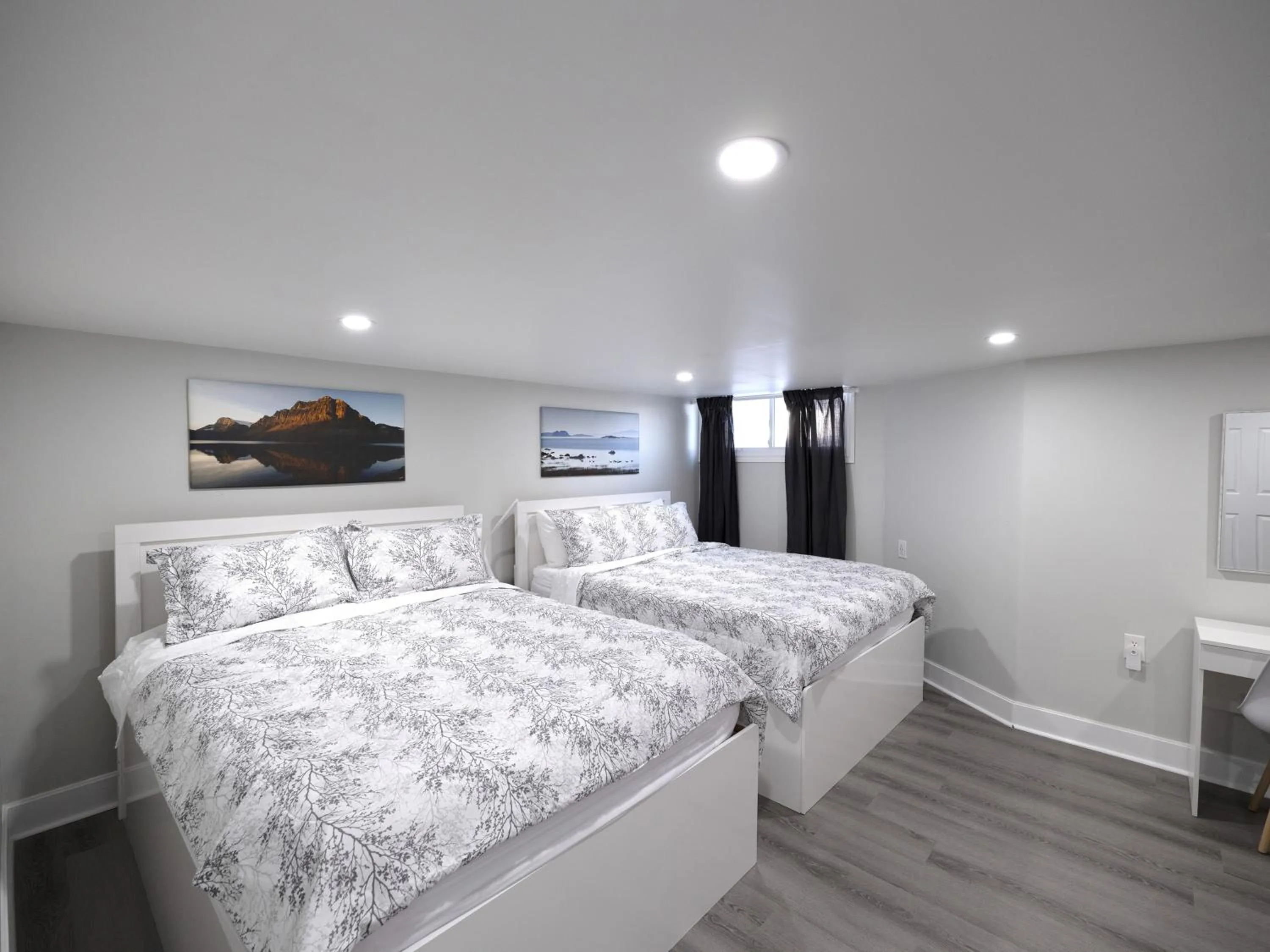 Bedroom, Bed in Serene Niagara Inn