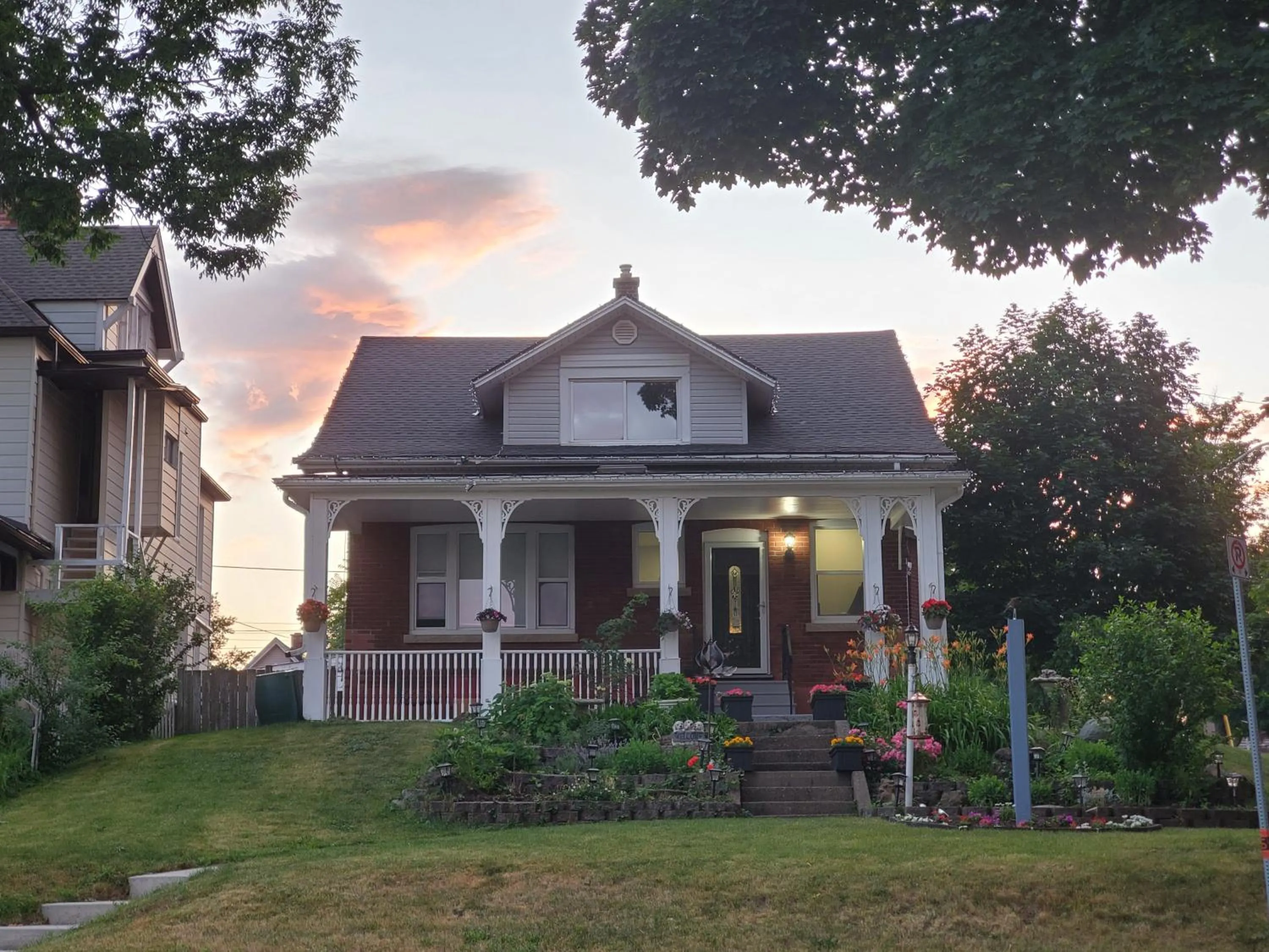 Property building in Serene Niagara Inn