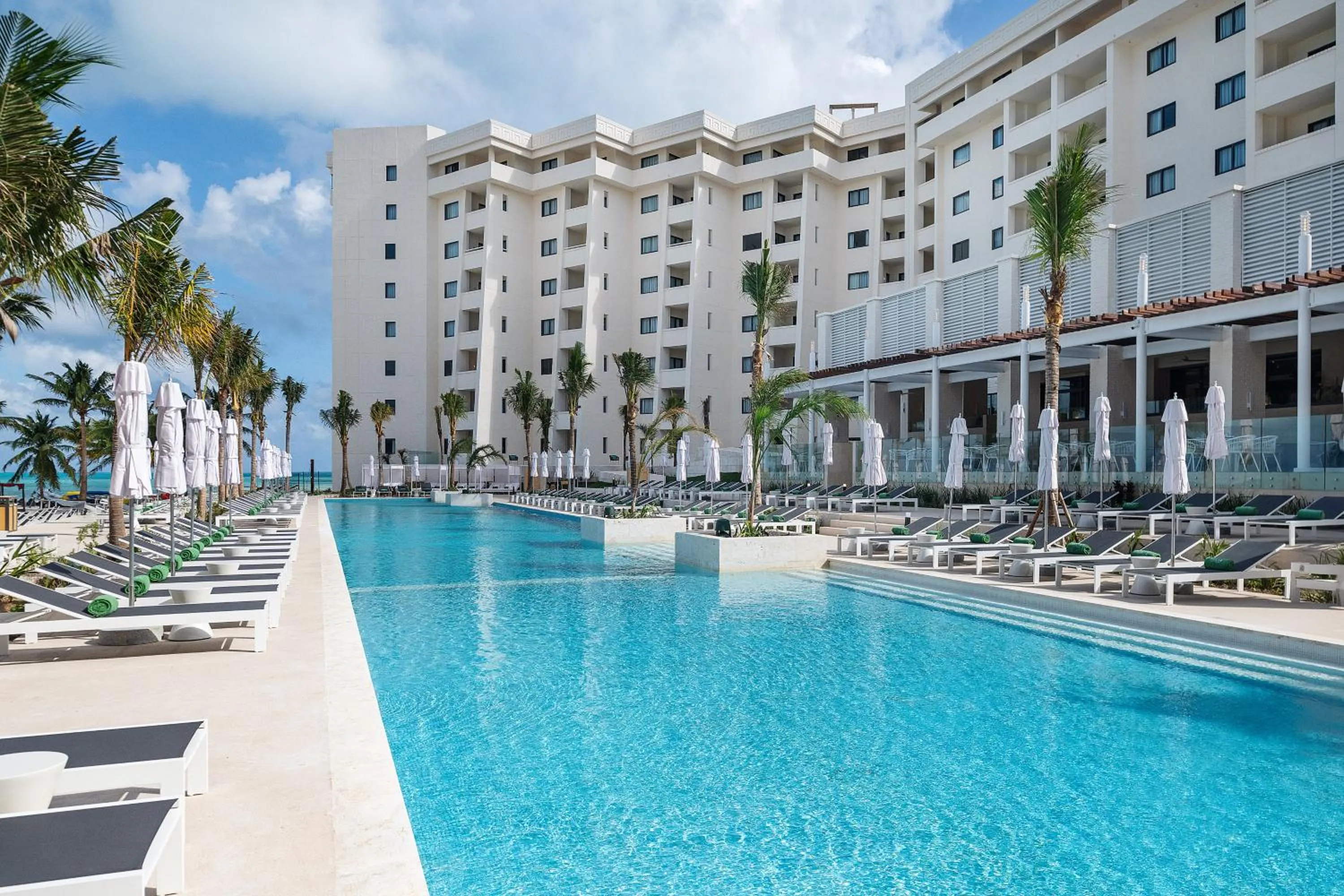 Swimming pool in Melia Casa Maya Cancun All Inclusive