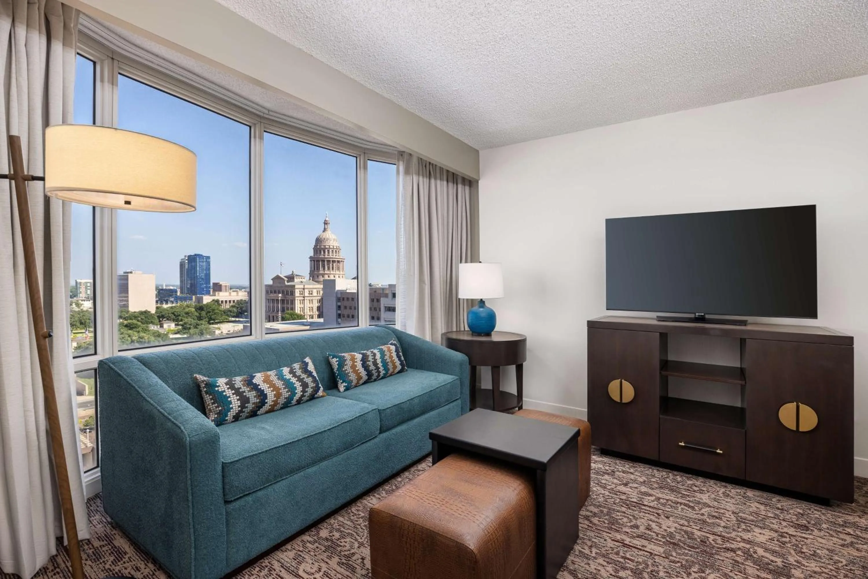 Living room in DoubleTree Suites by Hilton Austin Downtown Capitol