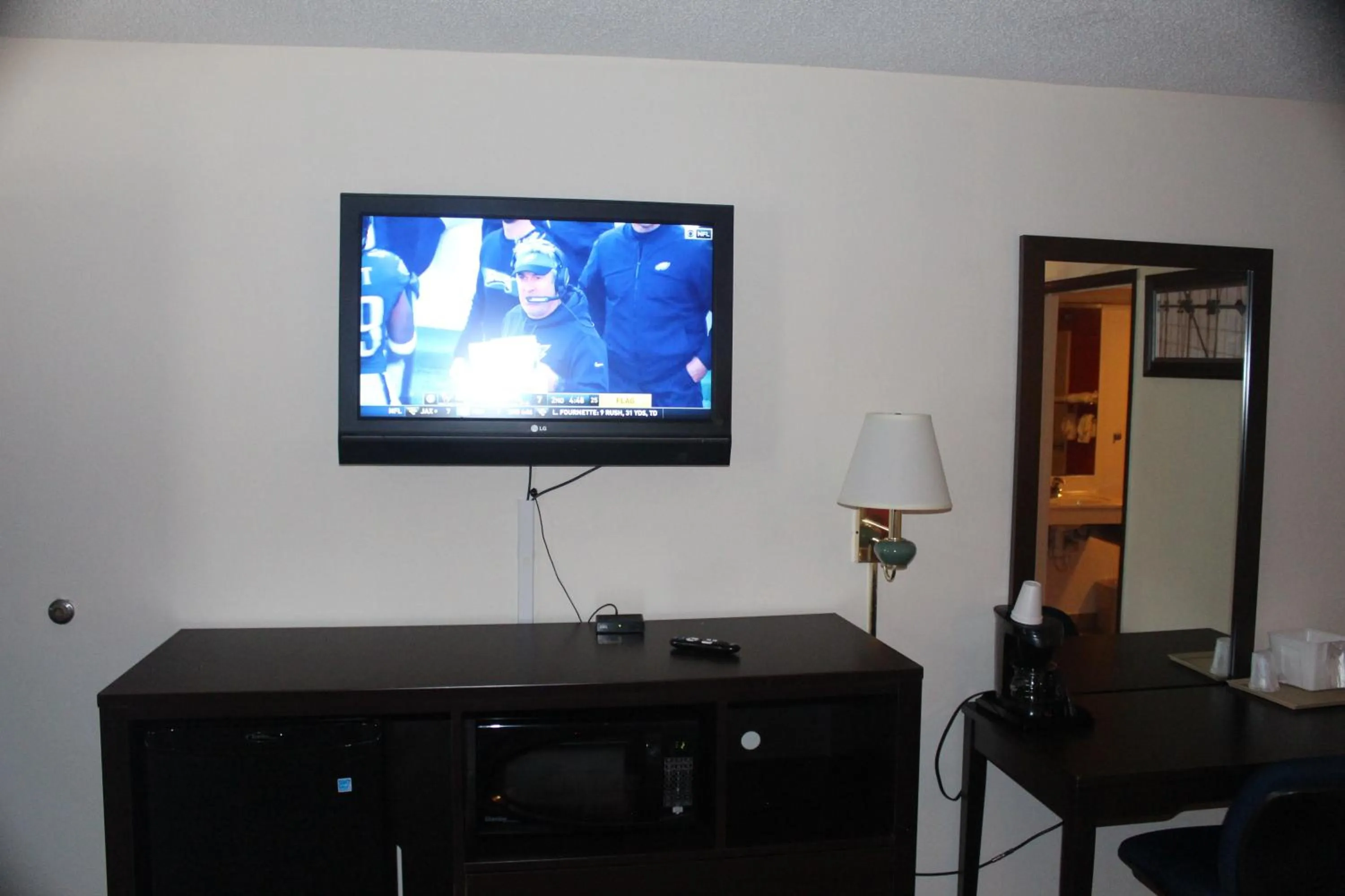 TV and multimedia in Americas Best Value Inn - Fredericksburg North