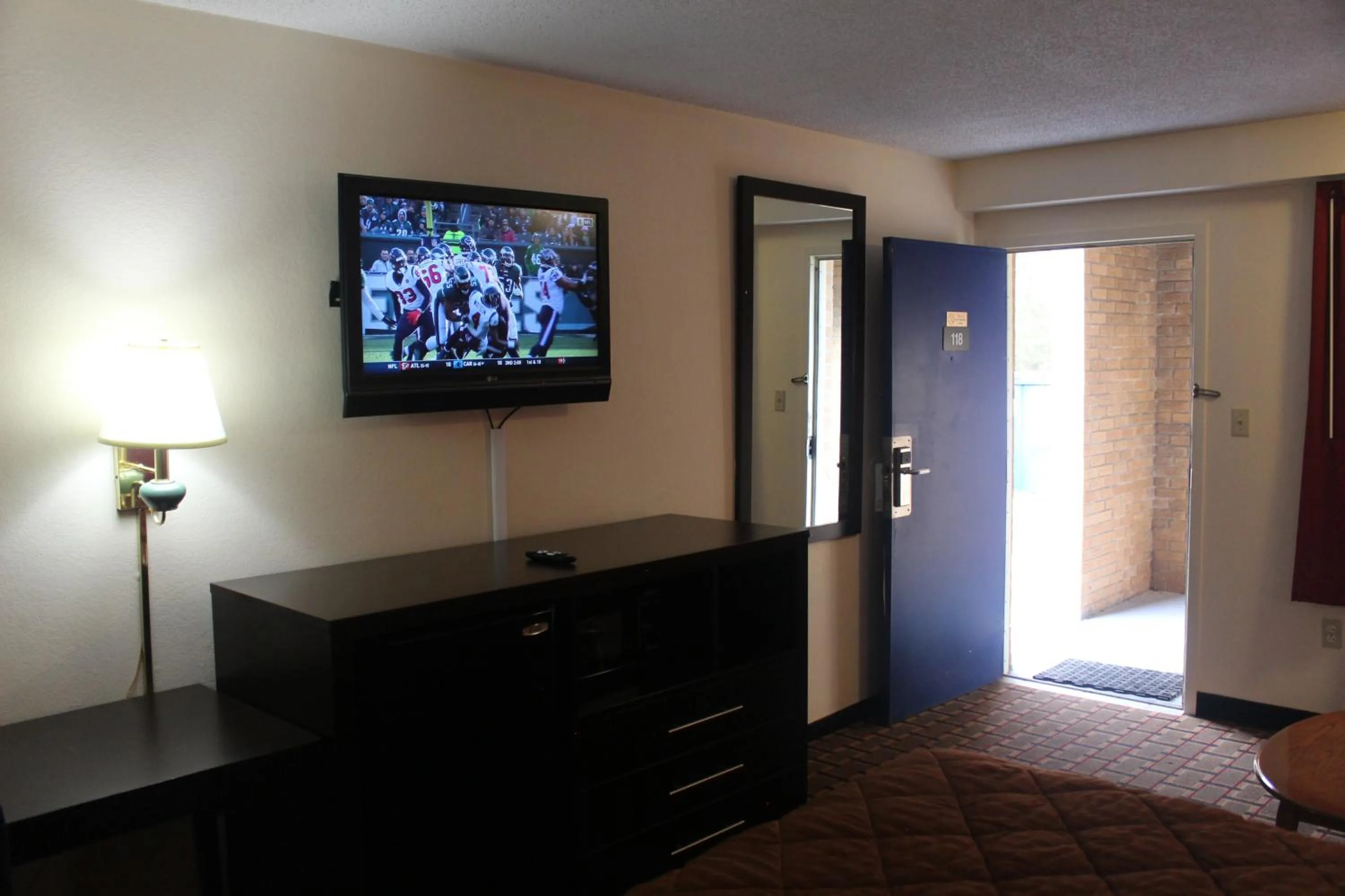 TV and multimedia, Bed in Americas Best Value Inn - Fredericksburg North