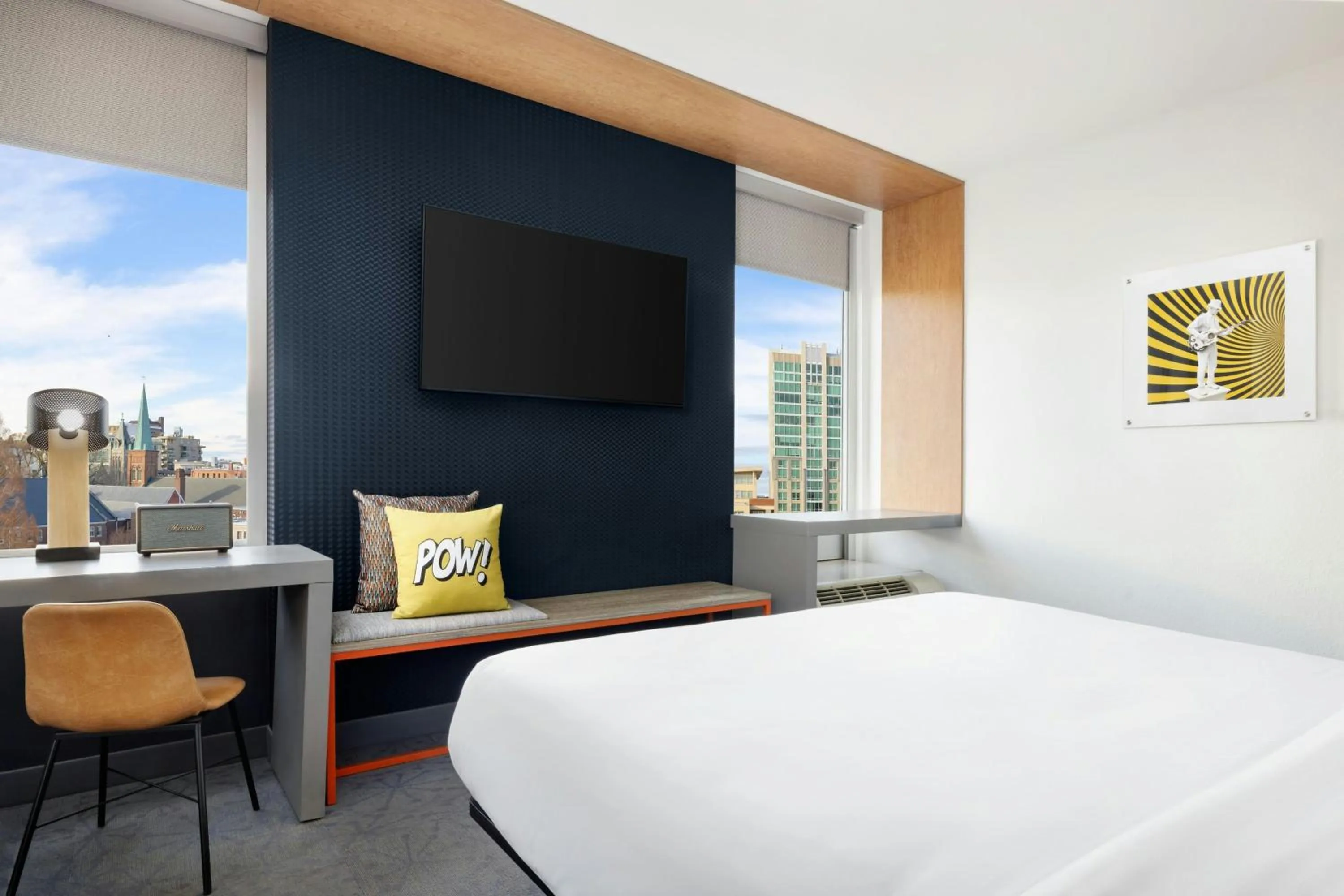 Photo of the whole room, Bed in Aloft Asheville Downtown