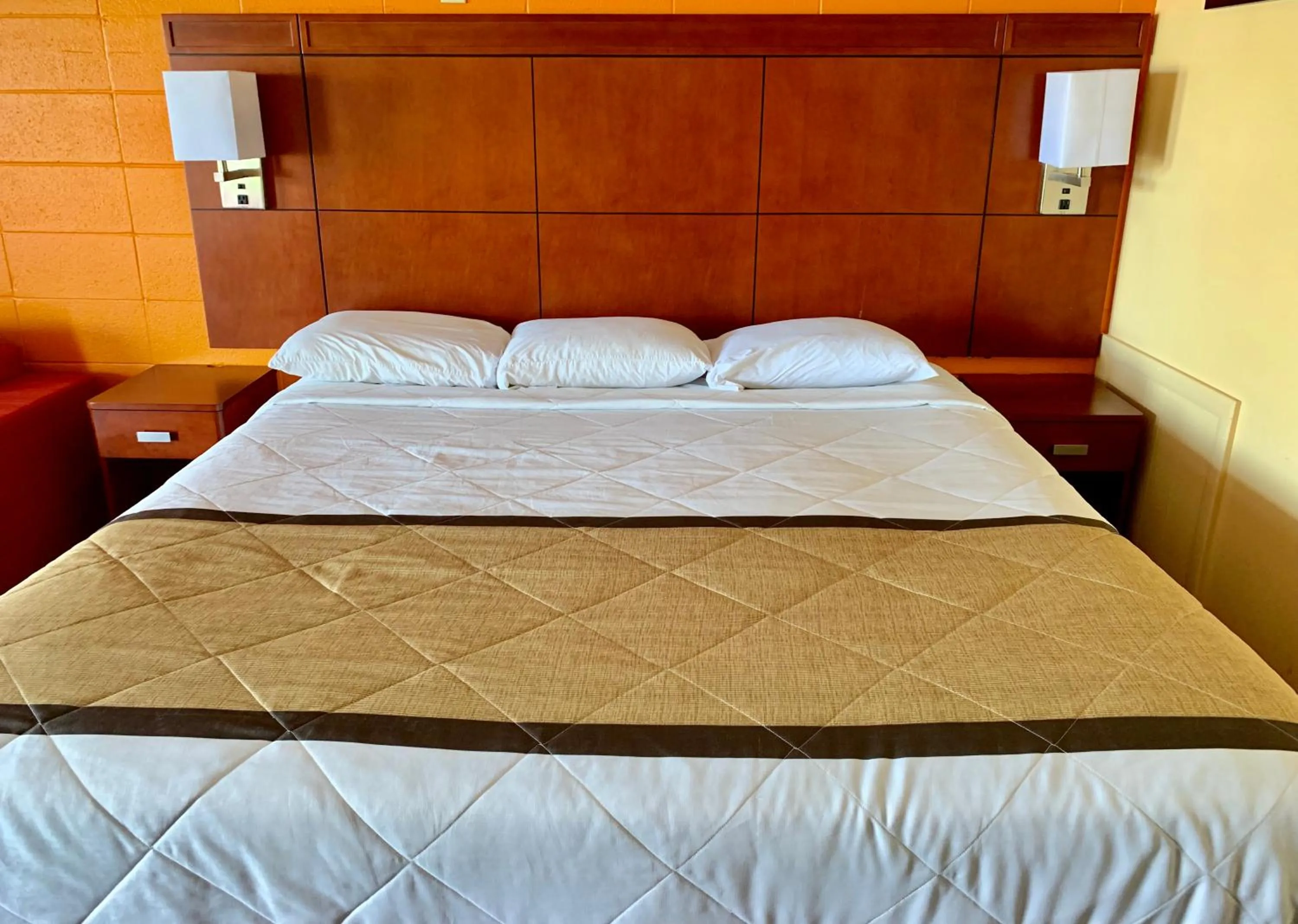 Bed in Budget Inn Mifflintown