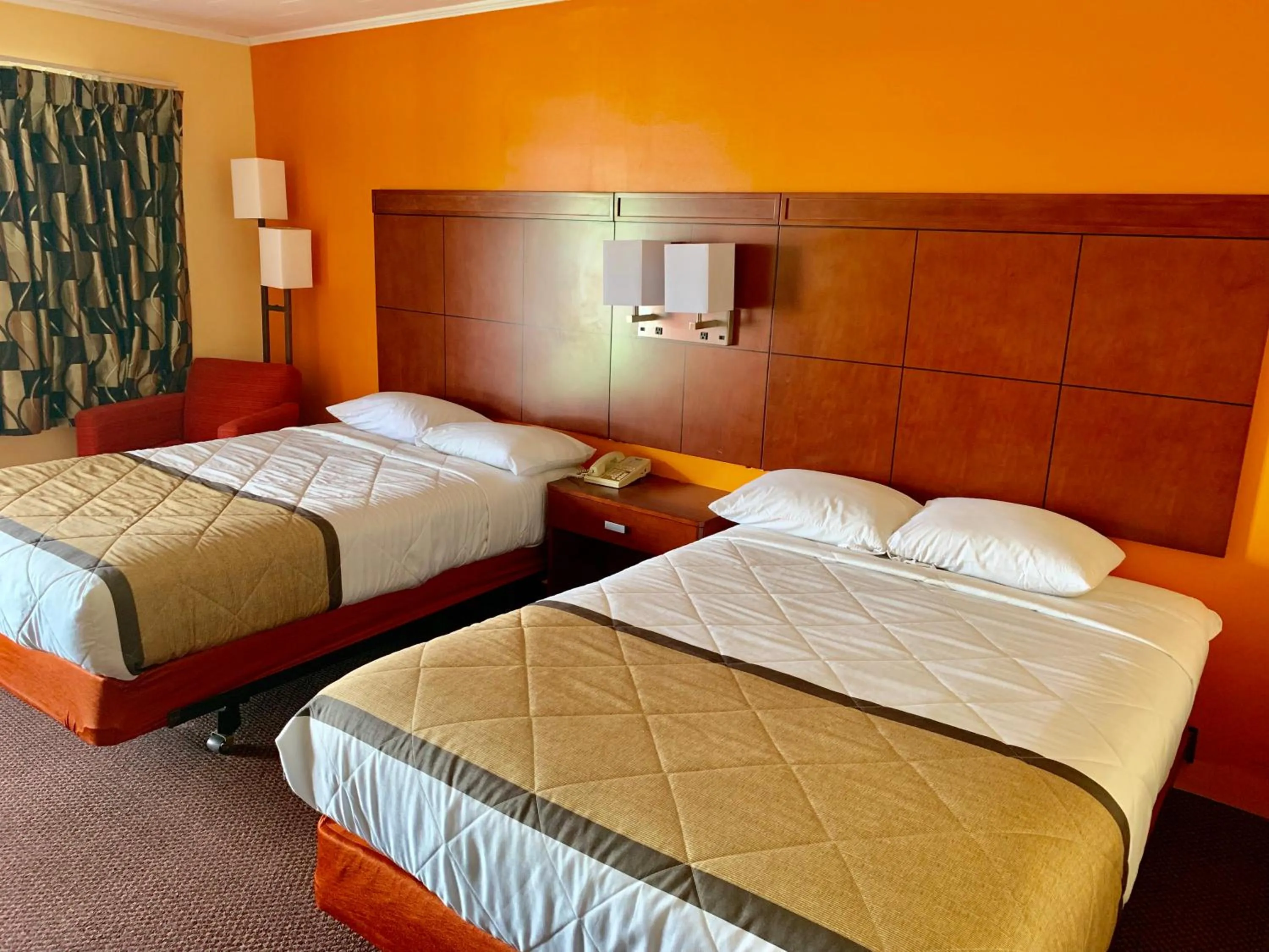 Bed in Budget Inn Mifflintown