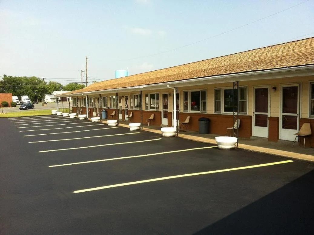 Property building in Budget Inn Mifflintown