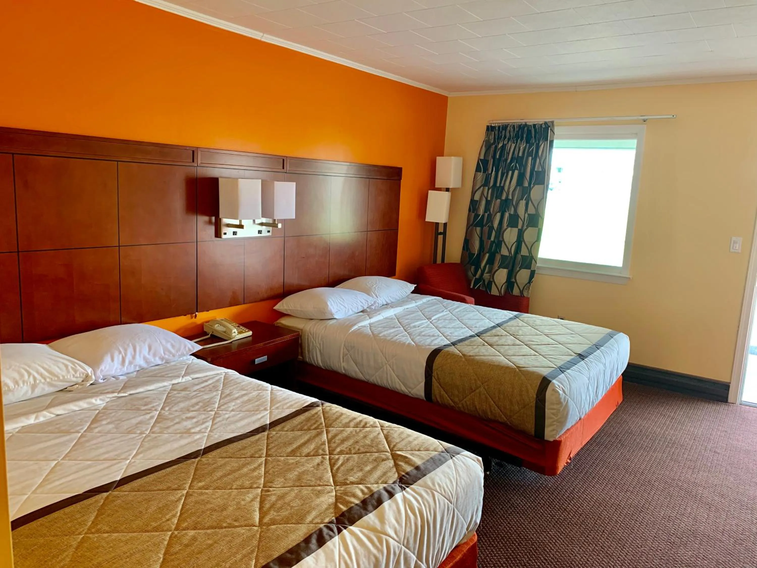 Bed in Budget Inn Mifflintown