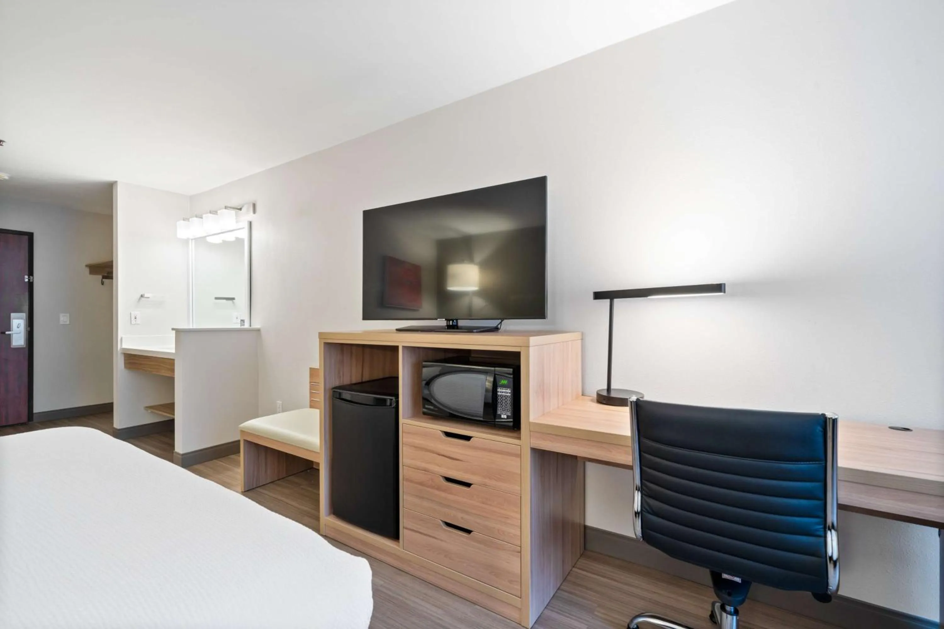 Bedroom, Bed in Best Western Lake Oswego Hotel & Suites