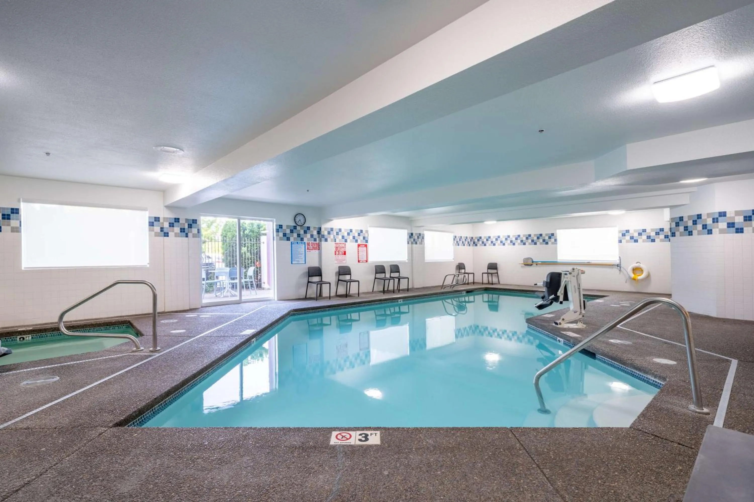Pool view in Best Western Lake Oswego Hotel & Suites