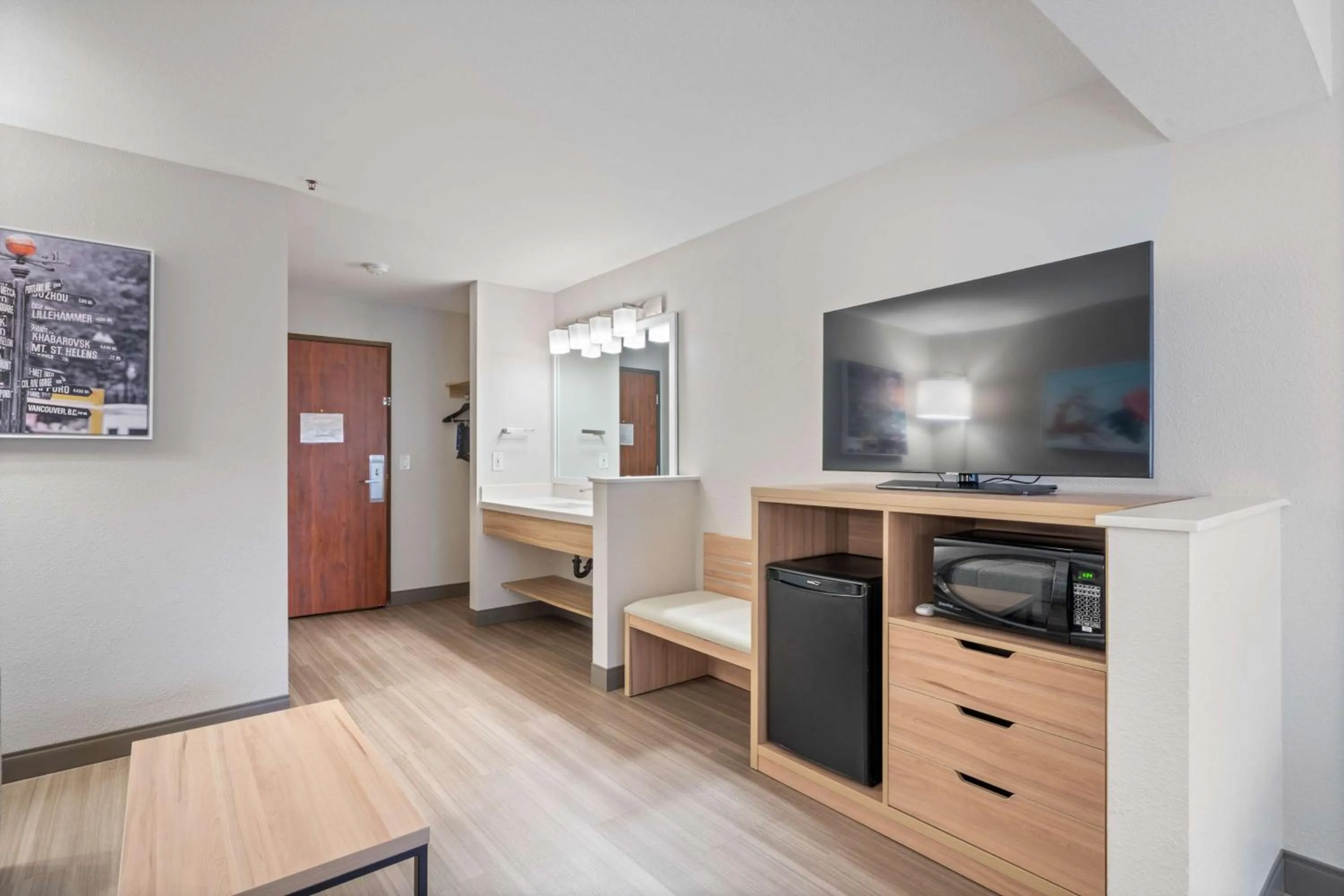 Bedroom in Best Western Lake Oswego Hotel & Suites