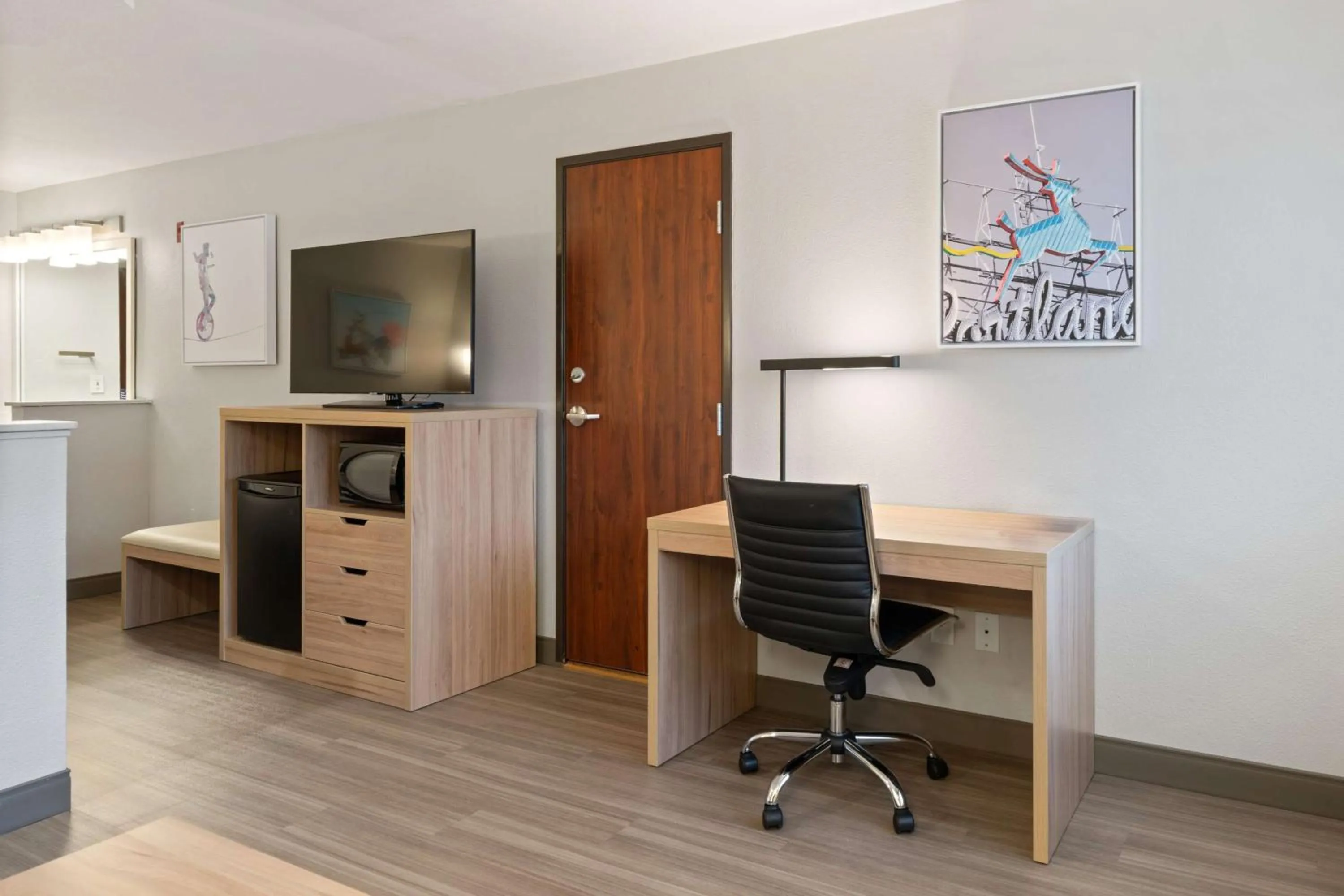 Bedroom in Best Western Lake Oswego Hotel & Suites