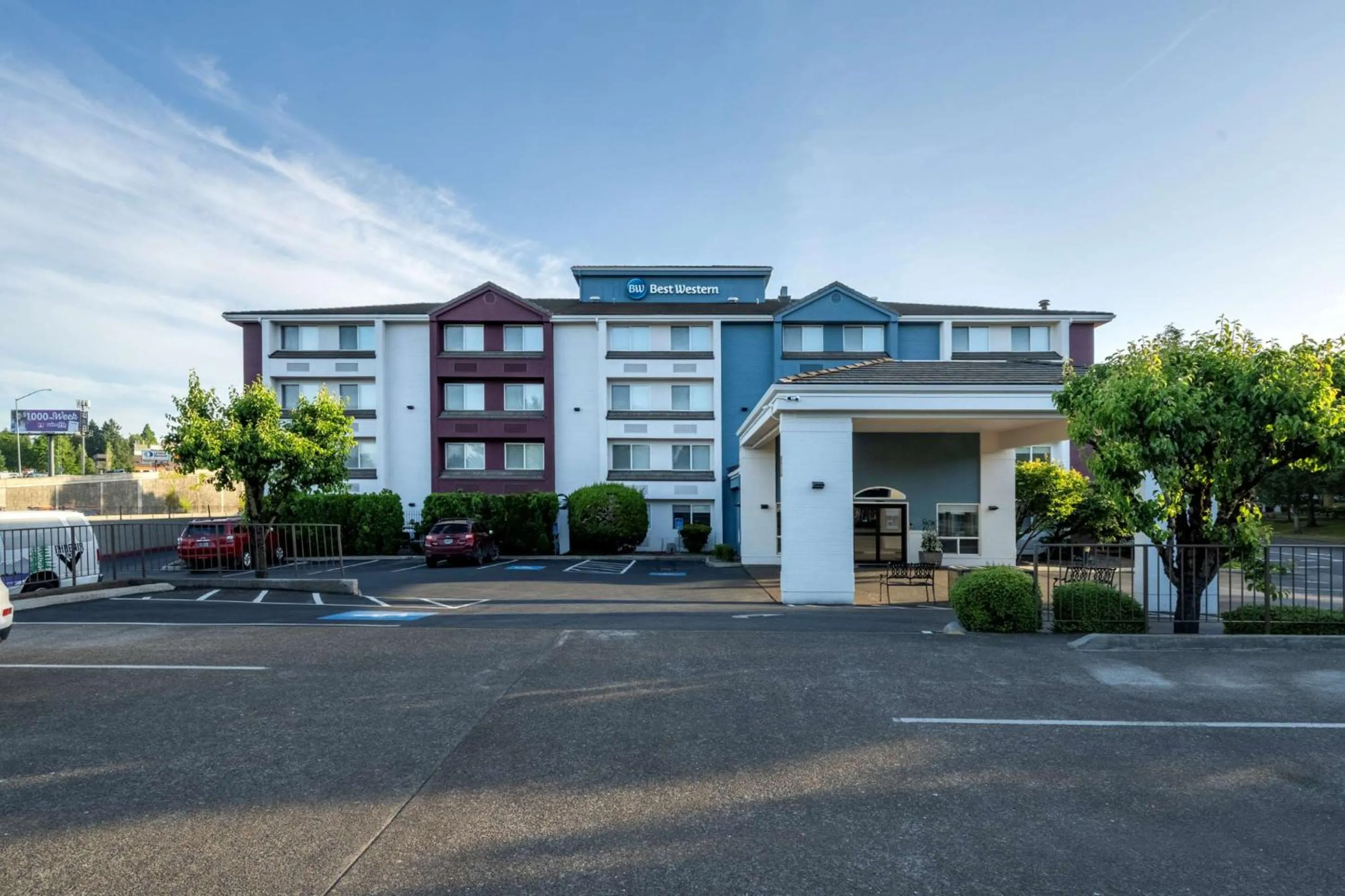 Property building in Best Western Lake Oswego Hotel & Suites