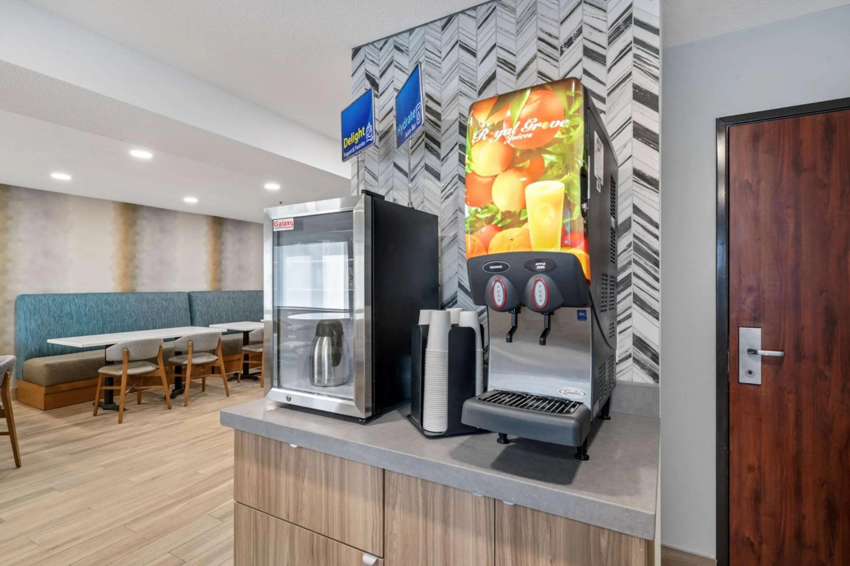 Breakfast in Best Western Lake Oswego Hotel & Suites