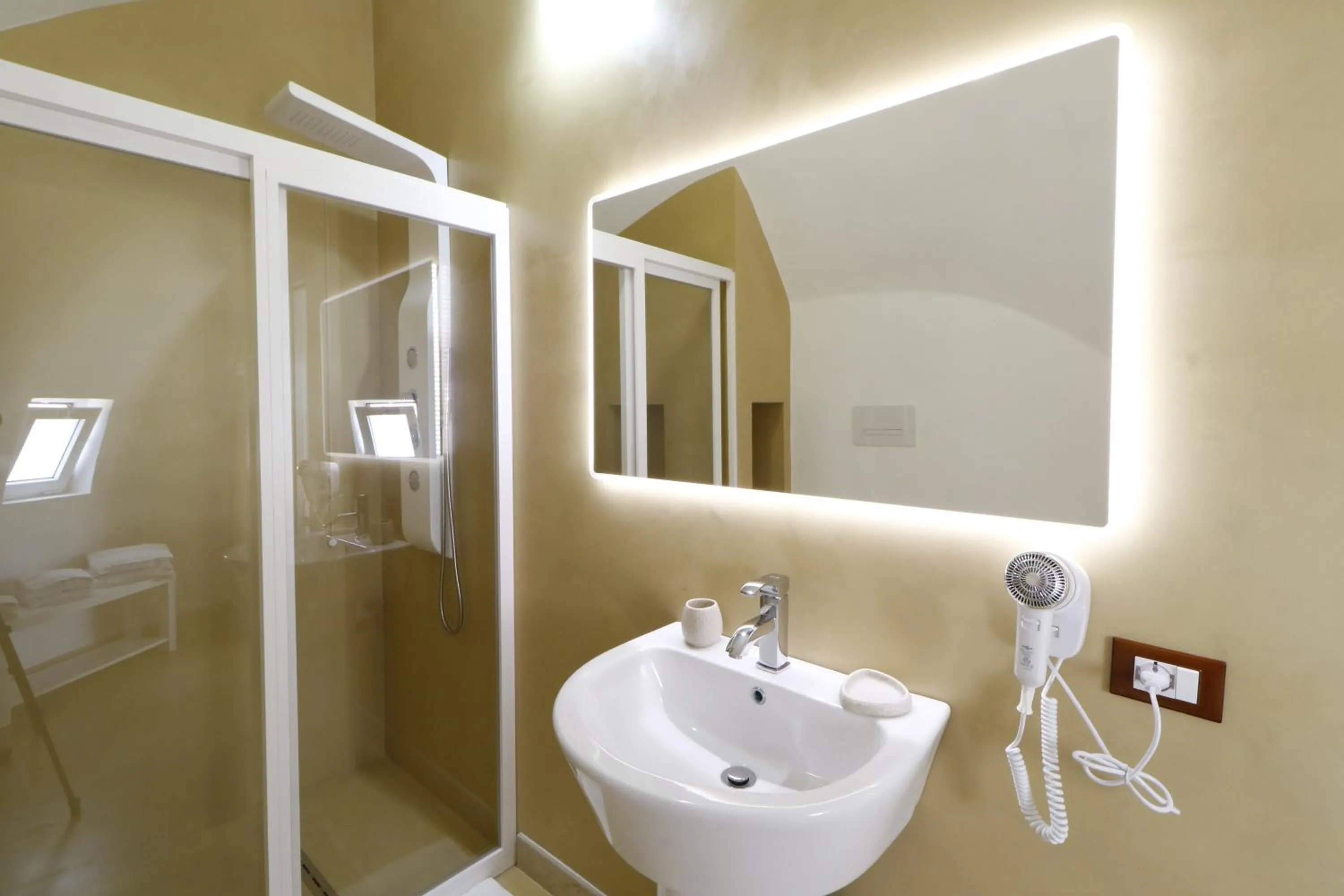 Shower in Hotel Capo Campolato