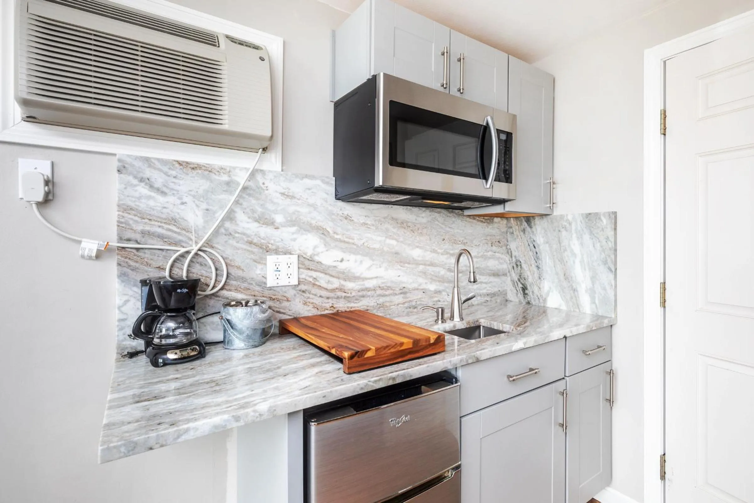 Kitchen or kitchenette in The Atlantic Motel