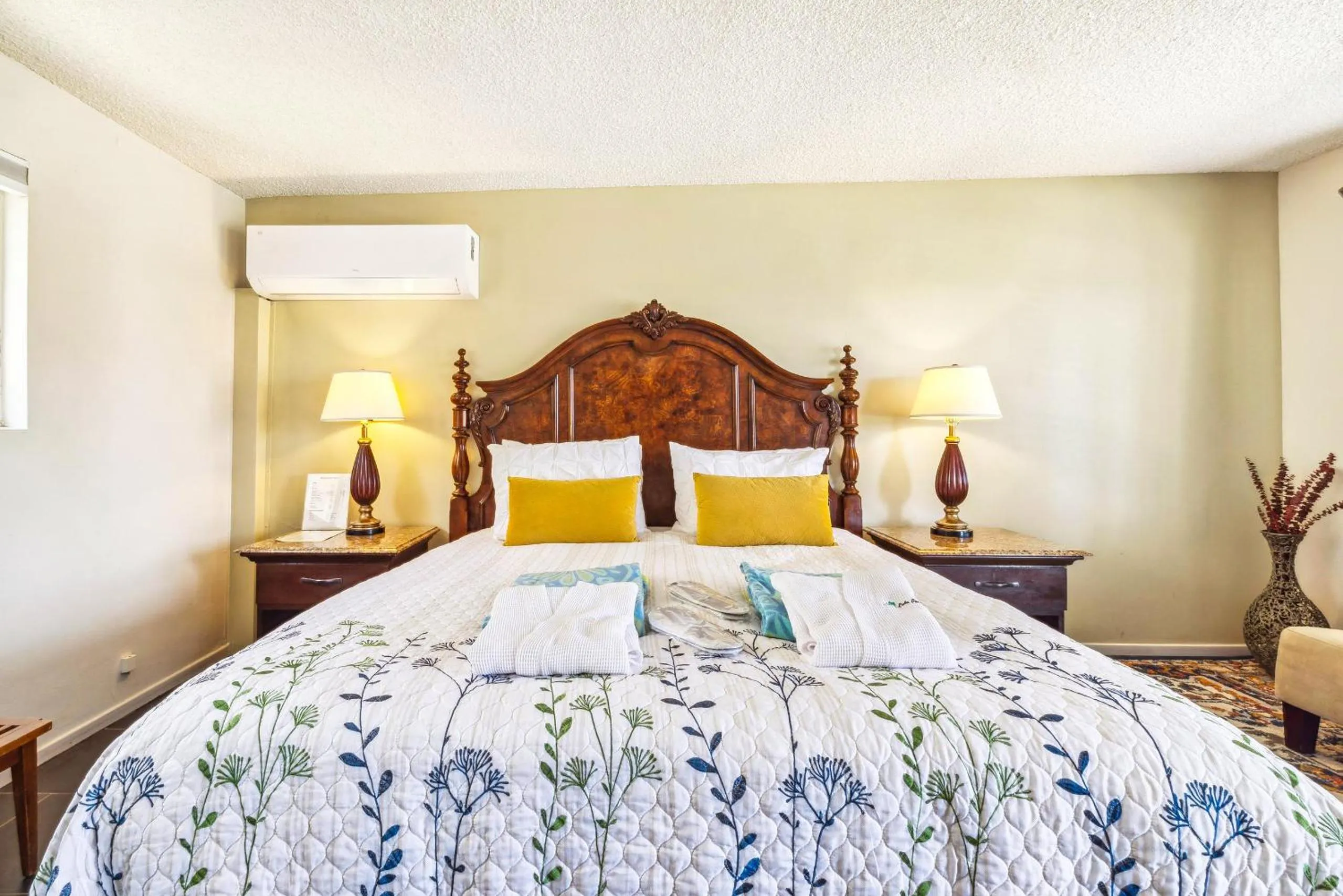 Bedroom, Bed in Lido Palms Resort and Spa