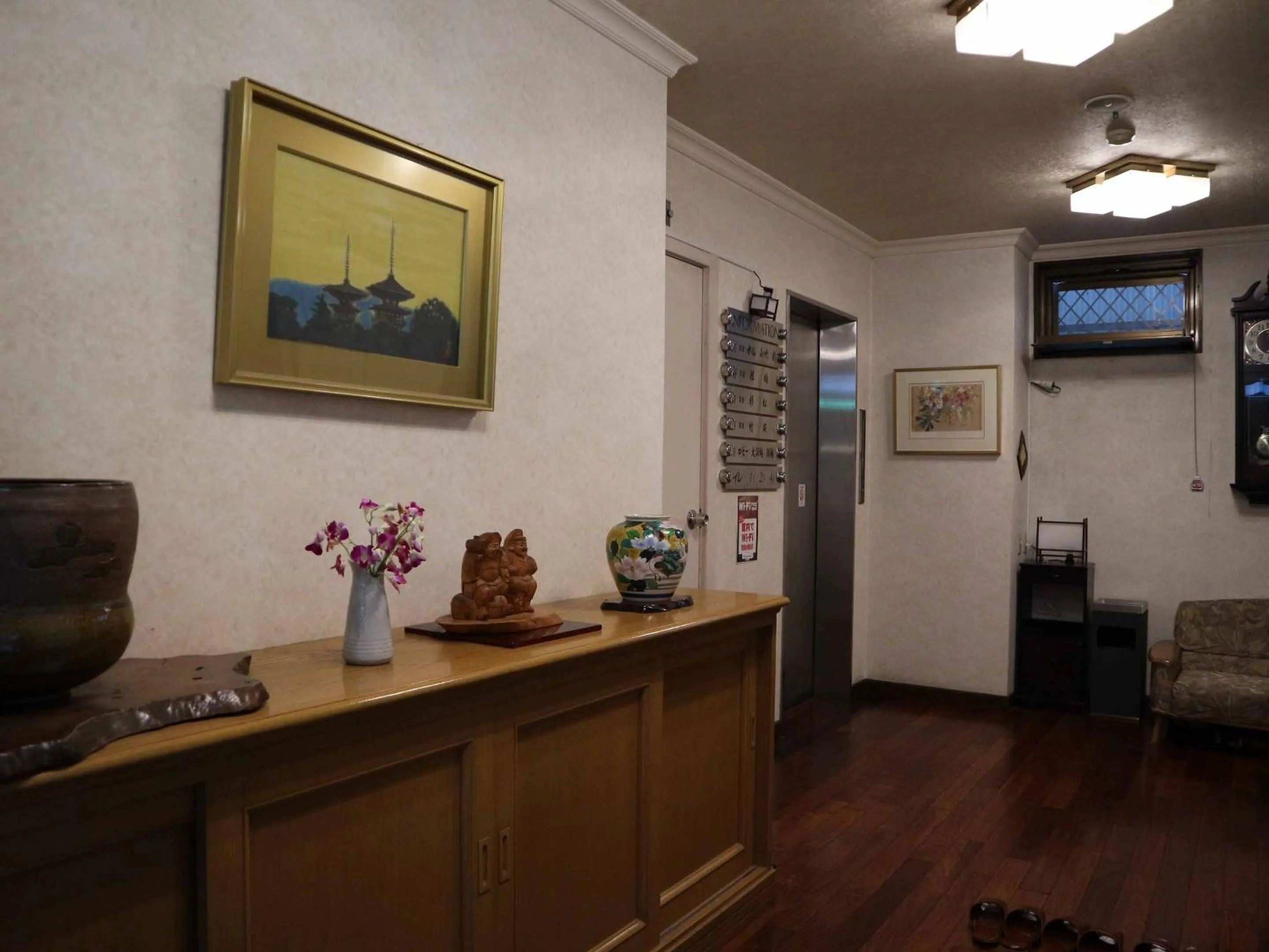 Communal lounge/ TV room in Kimatsu Ryokan