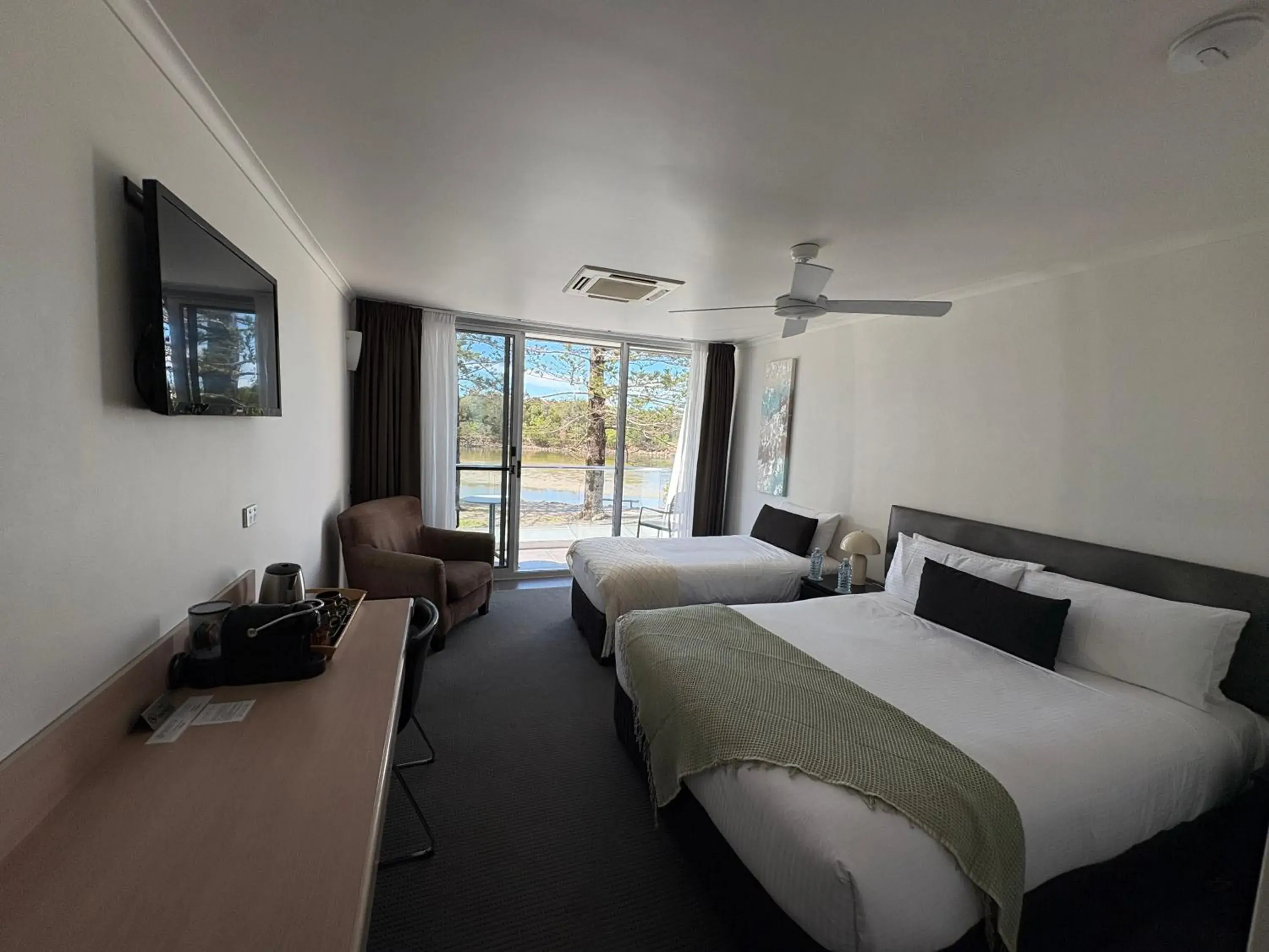 Triple Room in Brunswick River Inn Triple Room in Brunswick River Inn