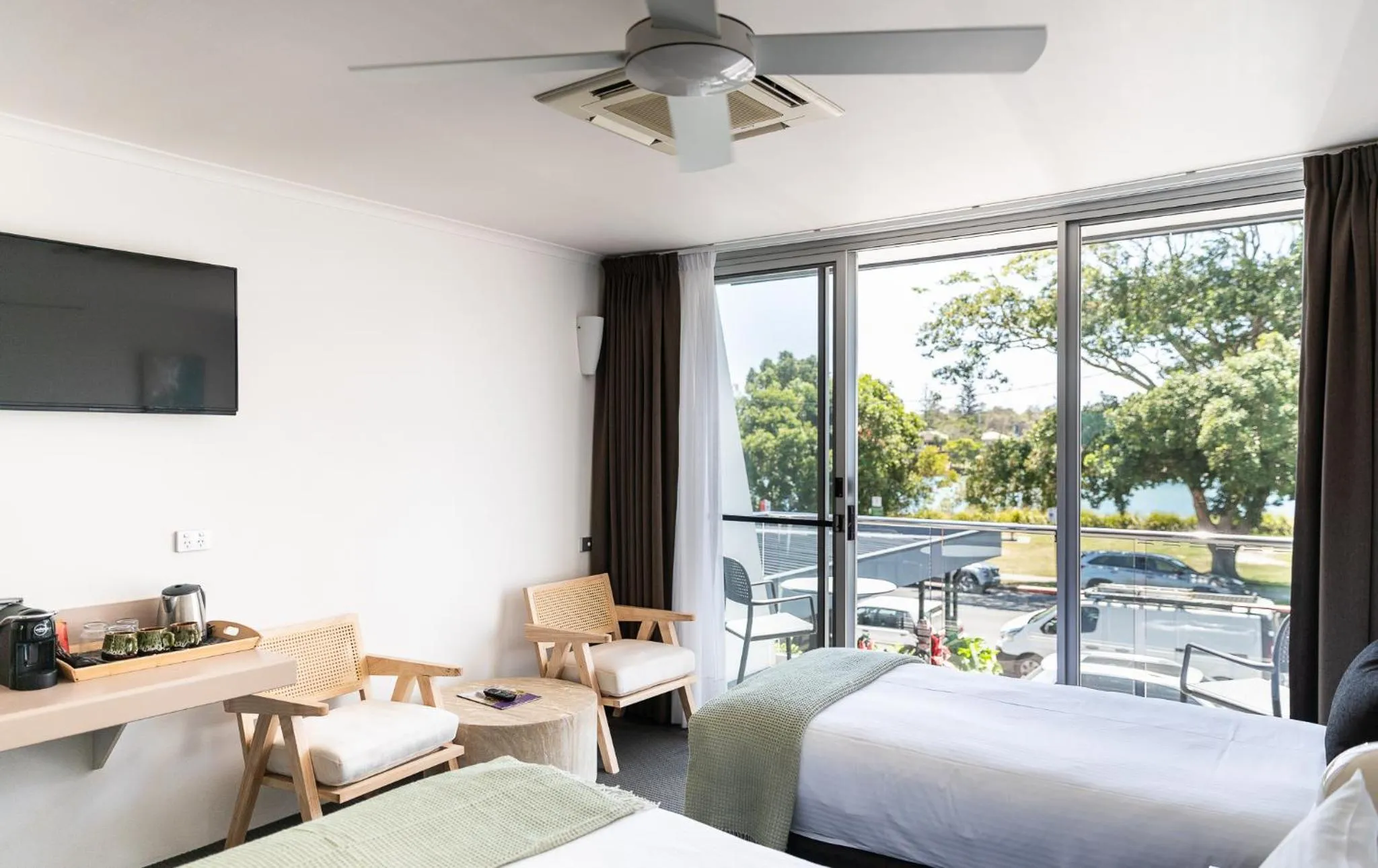 Bed in Brunswick River Inn