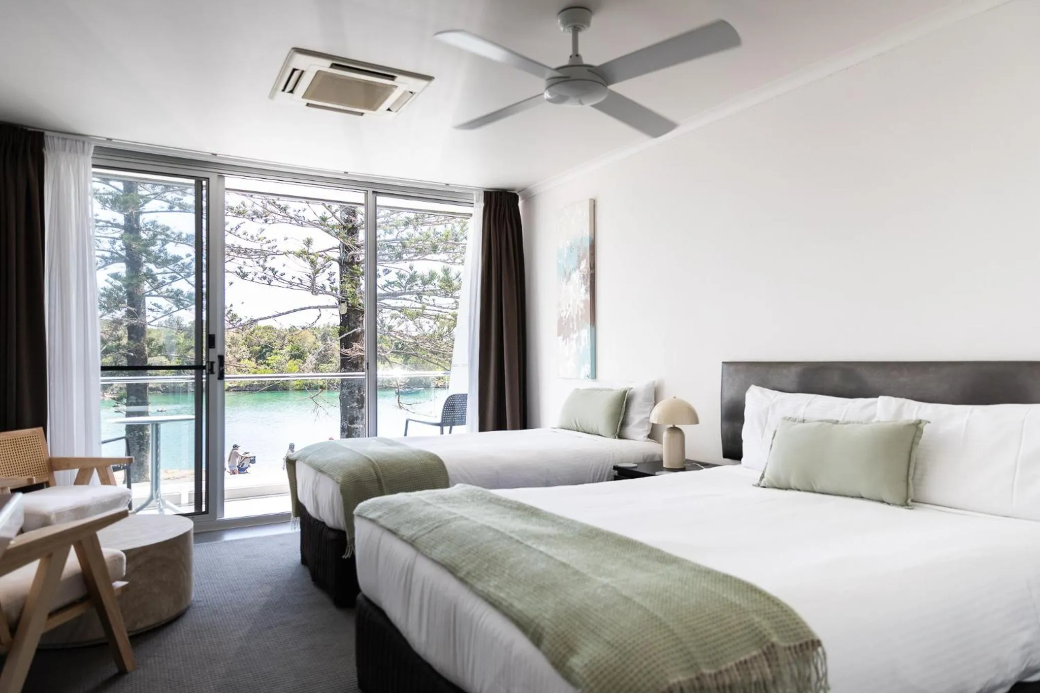 Bed in Brunswick River Inn