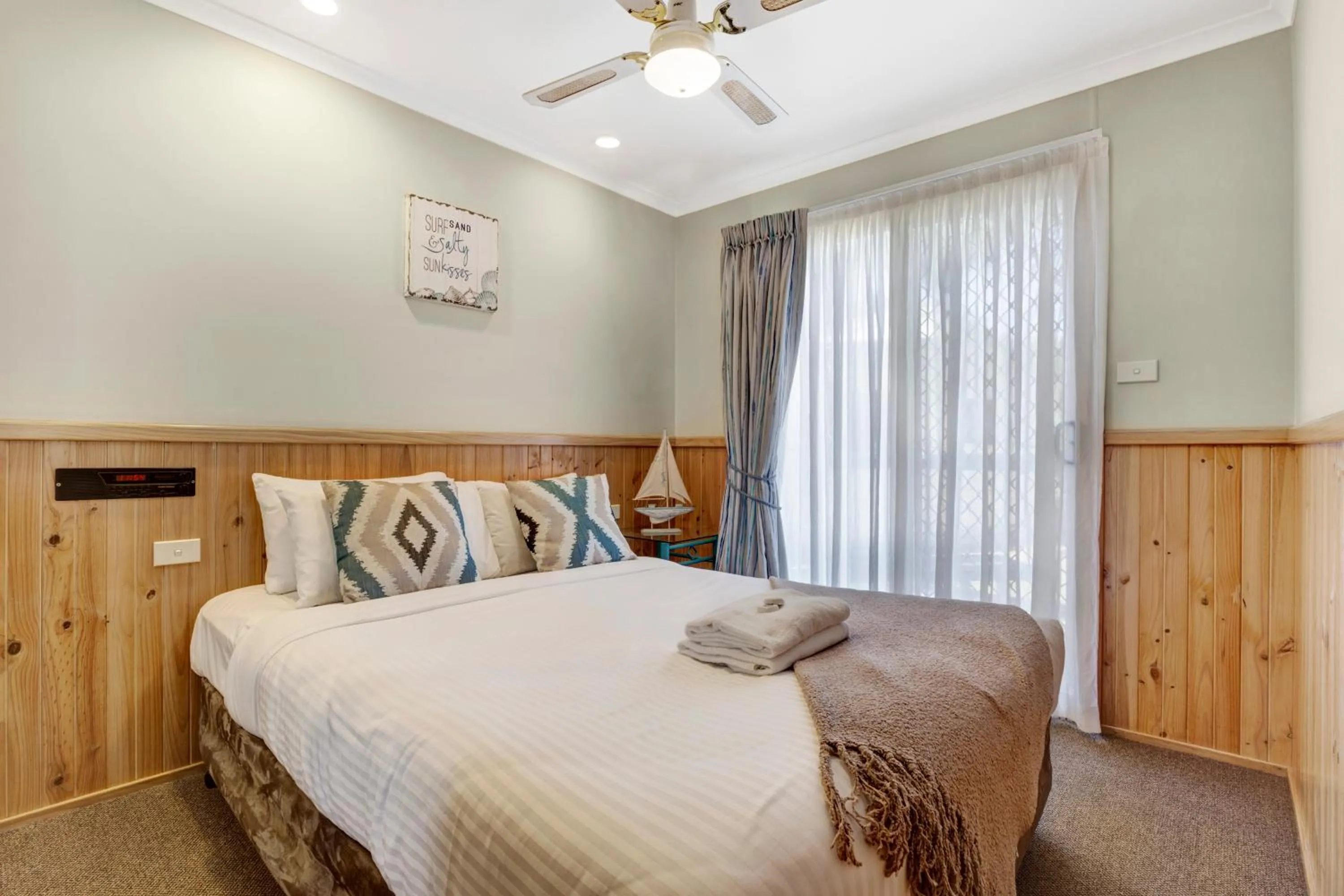 Bedroom, Bed in Seven Mile Beach Holiday Park