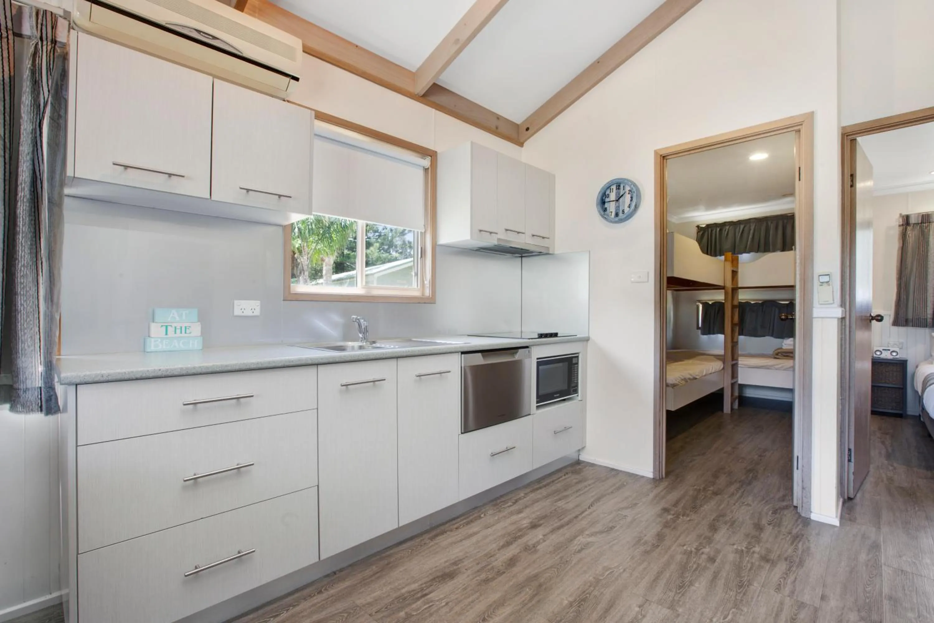 Living room, Bed in Seven Mile Beach Holiday Park