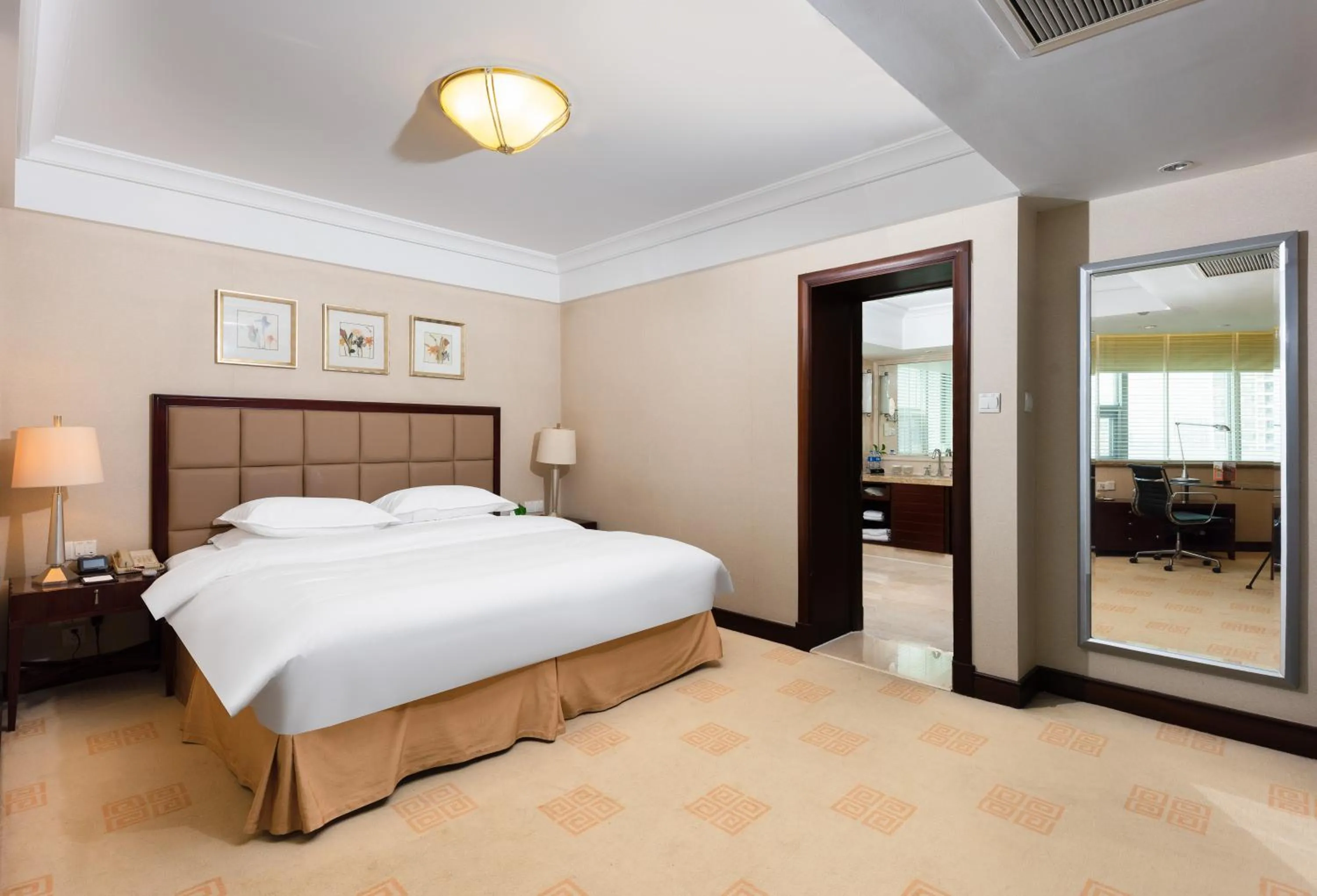 Bed in Ramada Plaza Optics Valley Hotel Wuhan (Best of Ramada Worldwide)