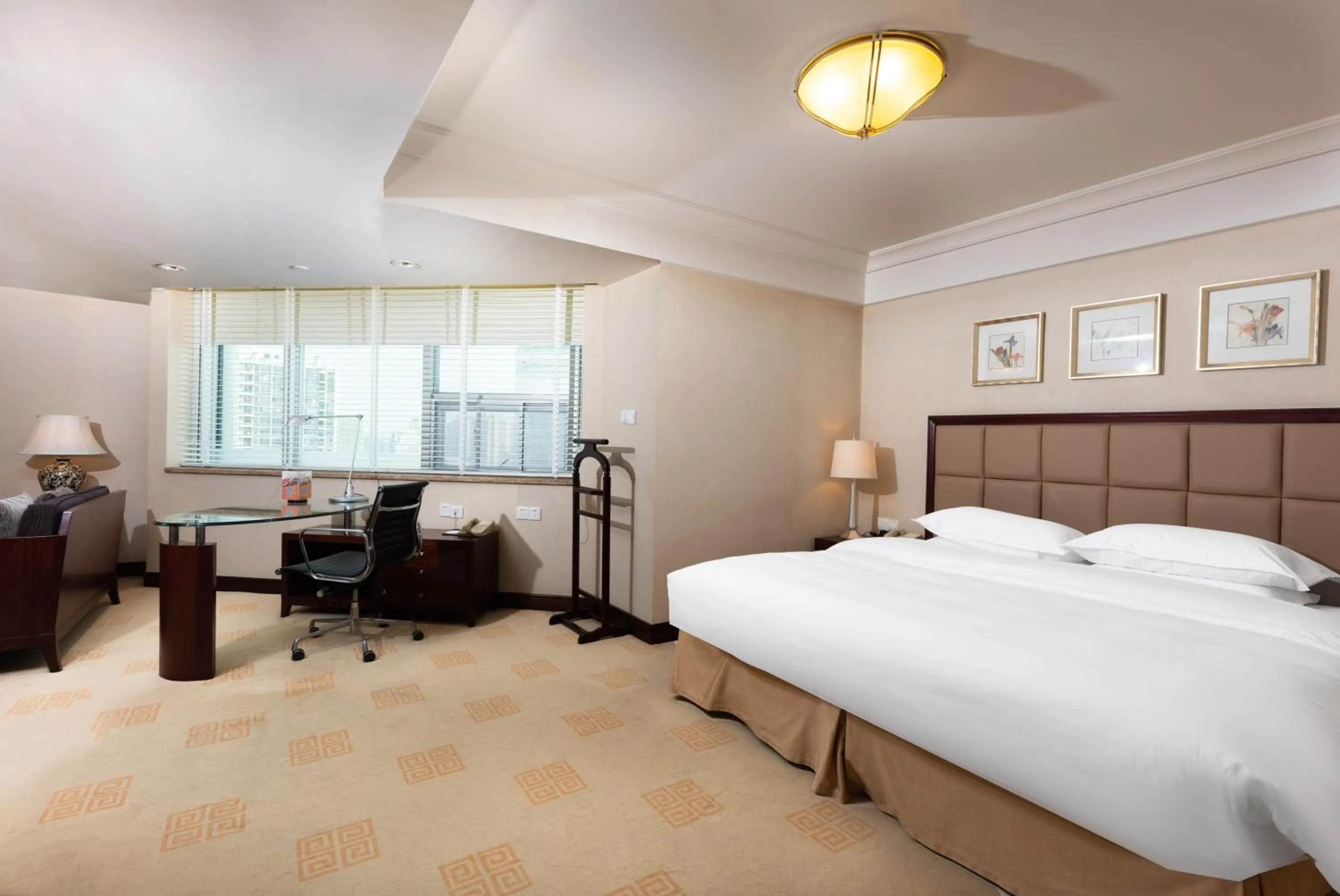 Bed in Ramada Plaza Optics Valley Hotel Wuhan (Best of Ramada Worldwide)