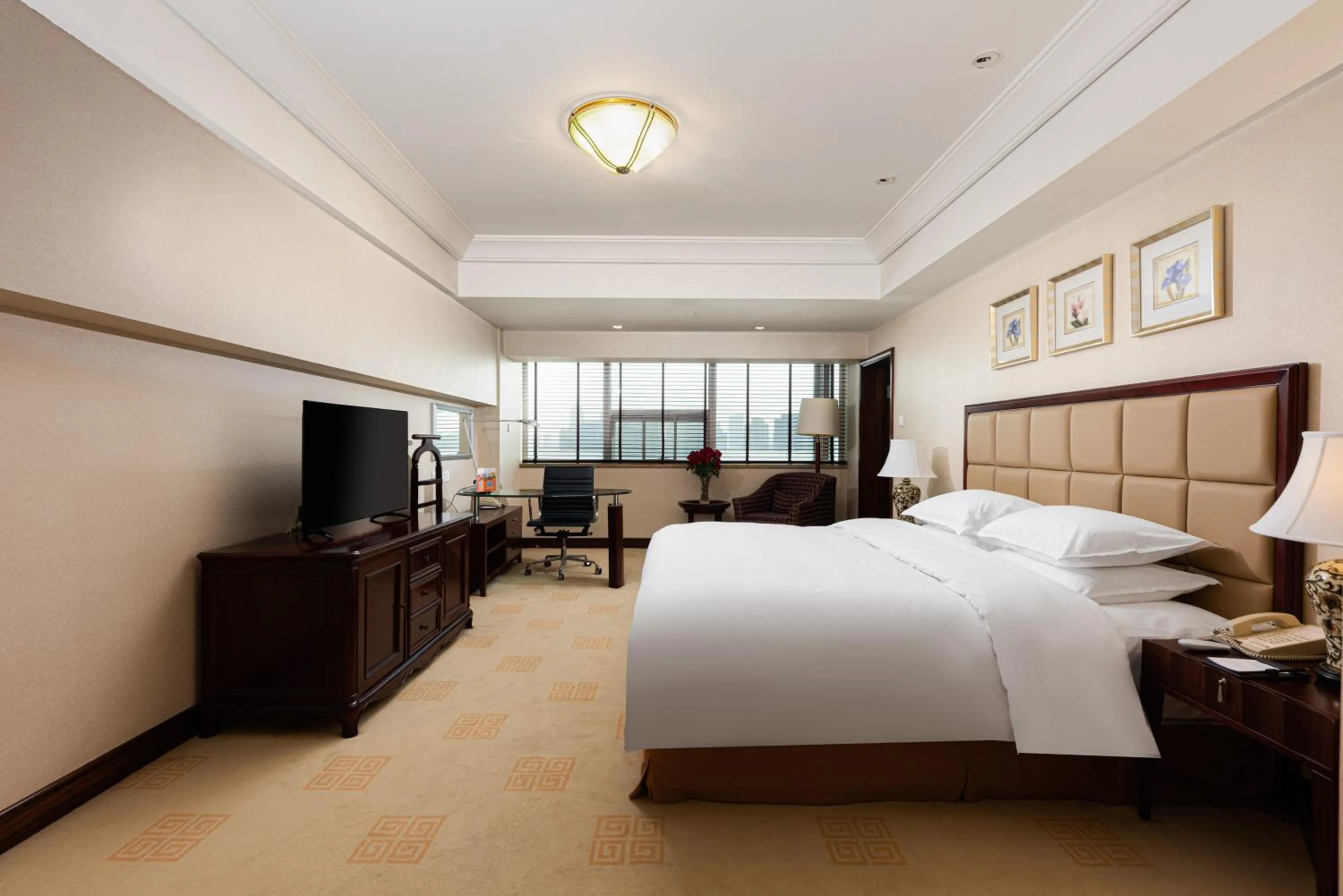 Bed in Ramada Plaza Optics Valley Hotel Wuhan (Best of Ramada Worldwide)