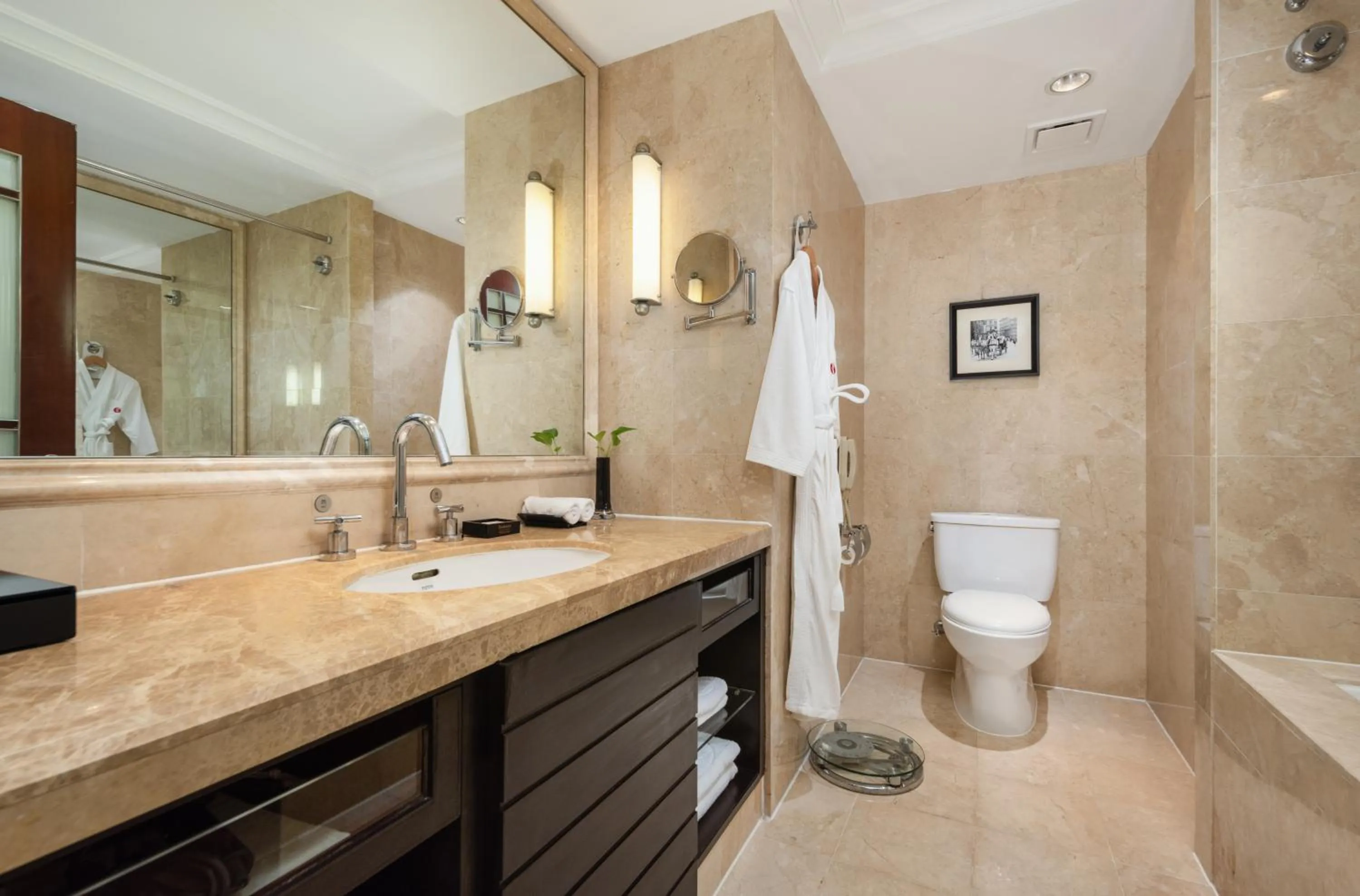 Toilet in Ramada Plaza Optics Valley Hotel Wuhan (Best of Ramada Worldwide)