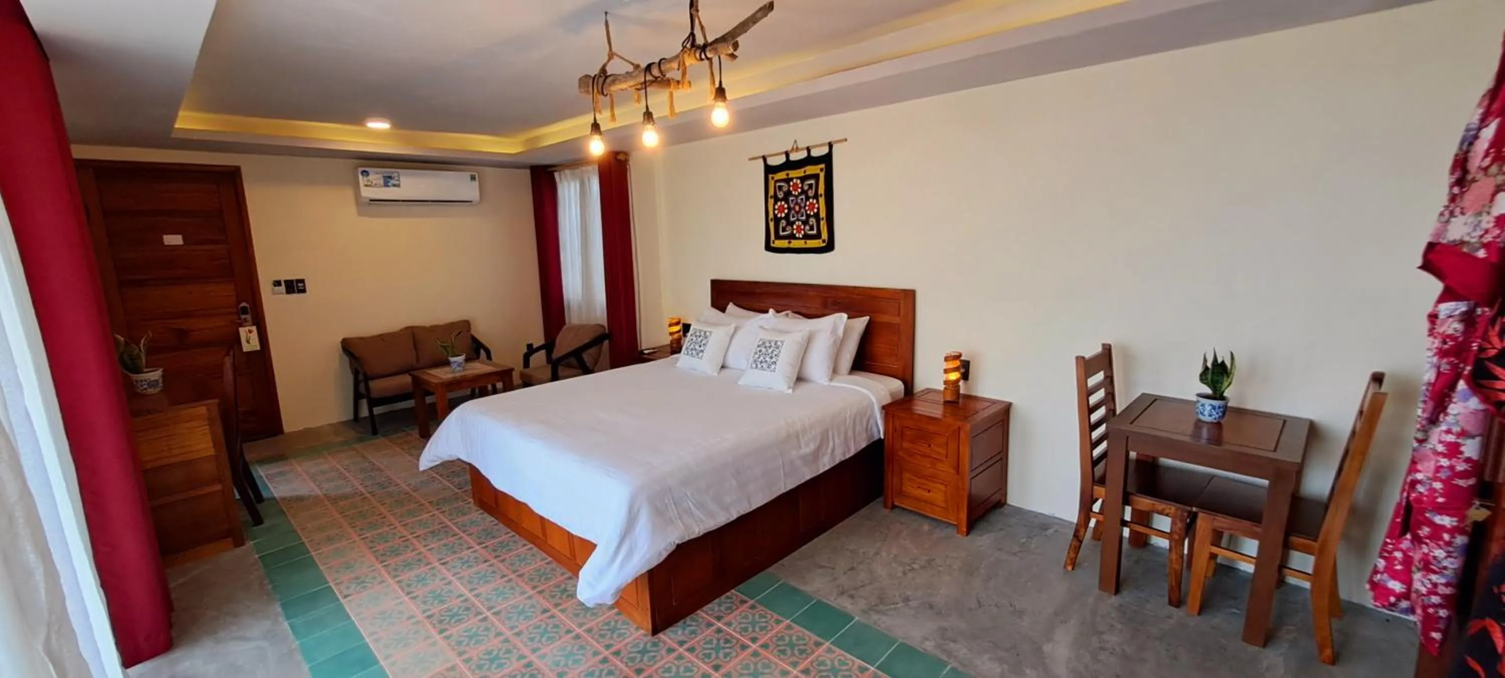 Photo of the whole room, Bed in Pink Tulip Hoi An