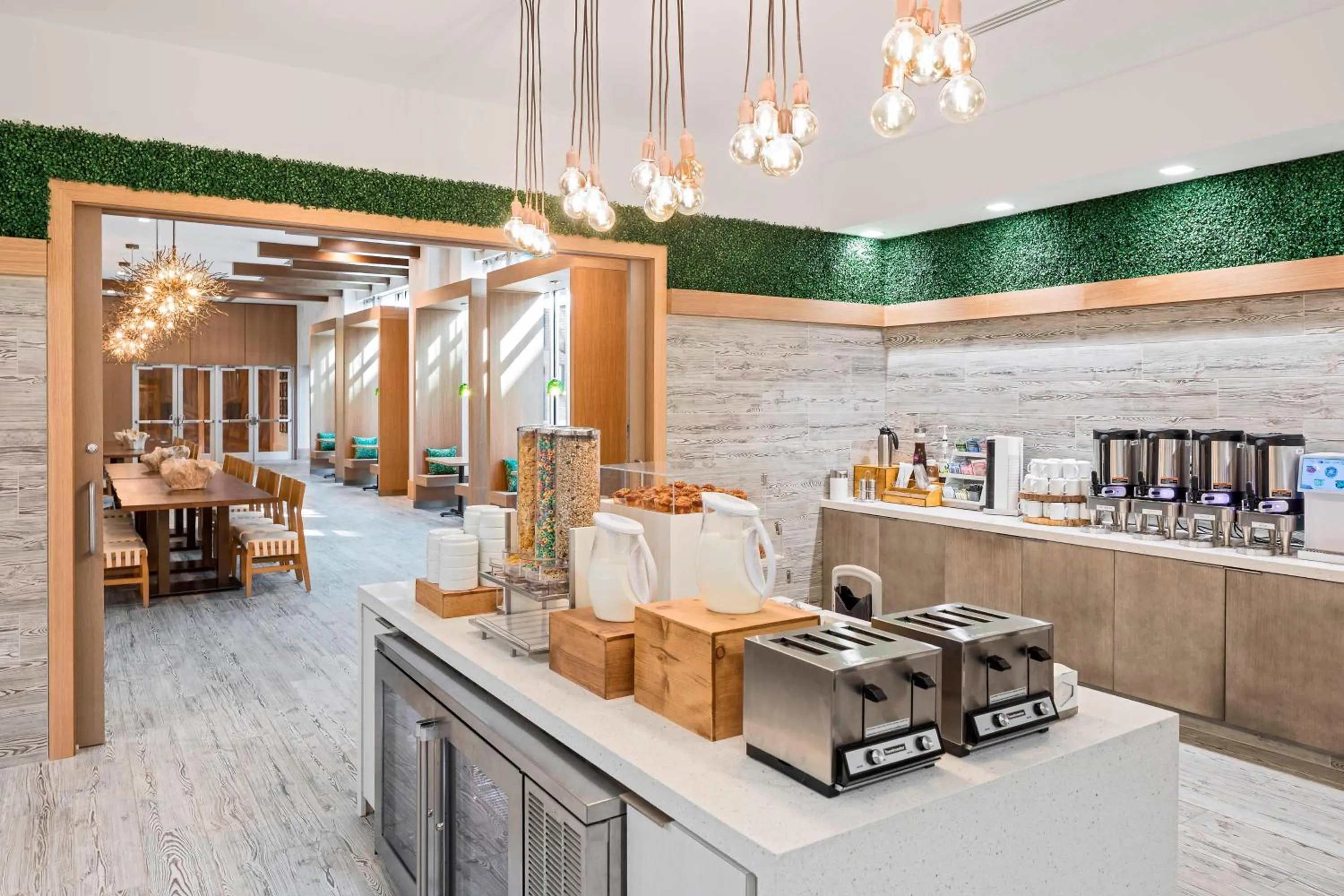 Breakfast in SpringHill Suites by Marriott Greenville Downtown