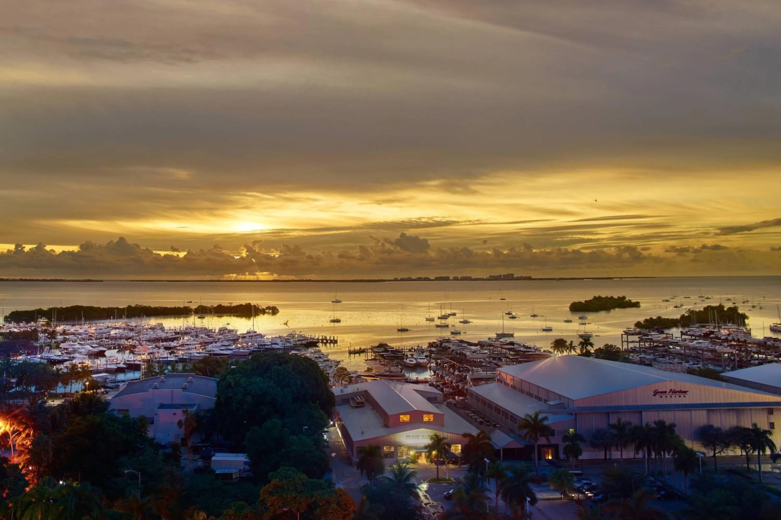 Photo of the whole room in Courtyard Miami Coconut Grove