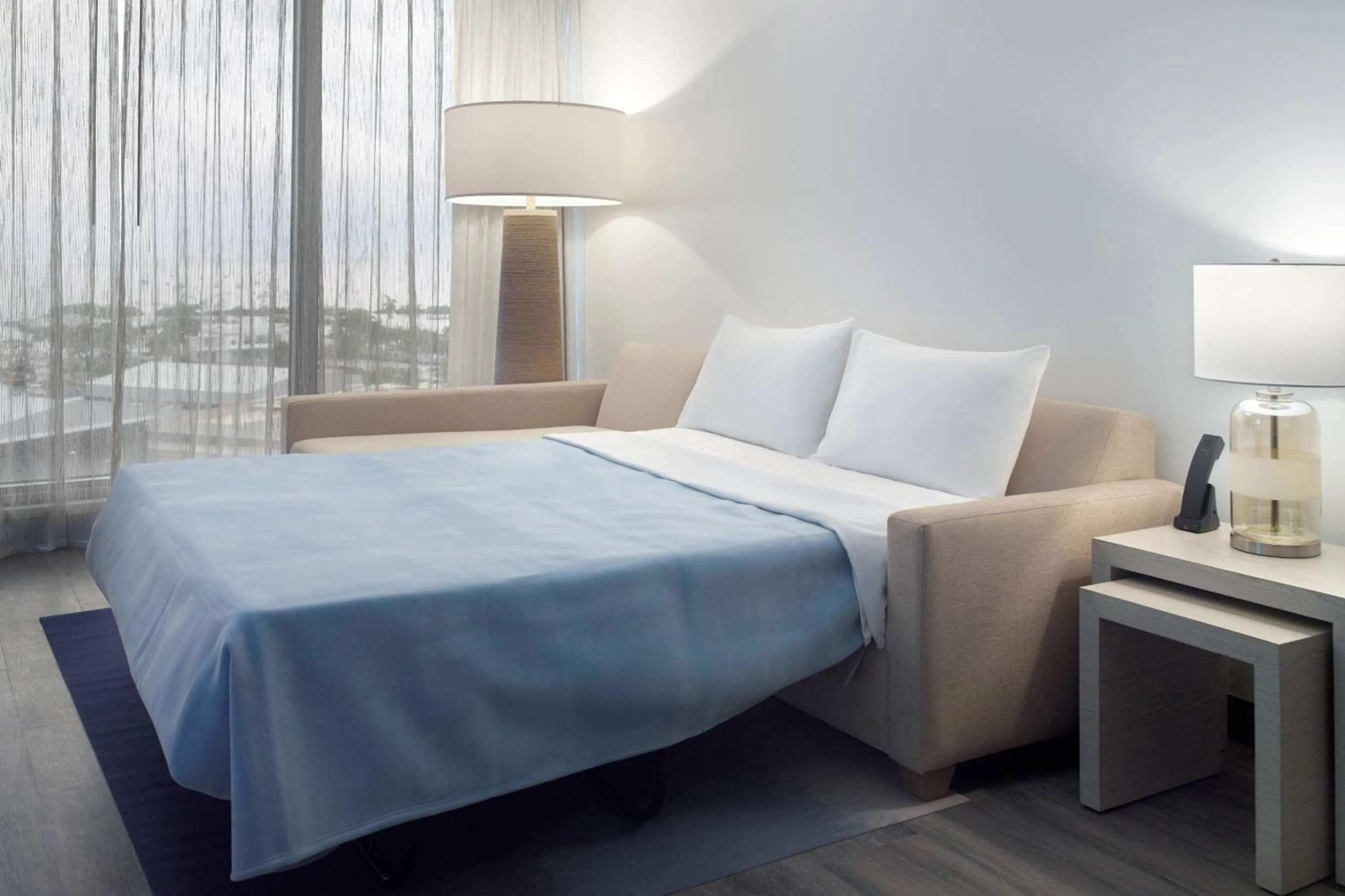 Photo of the whole room, Bed in Courtyard Miami Coconut Grove