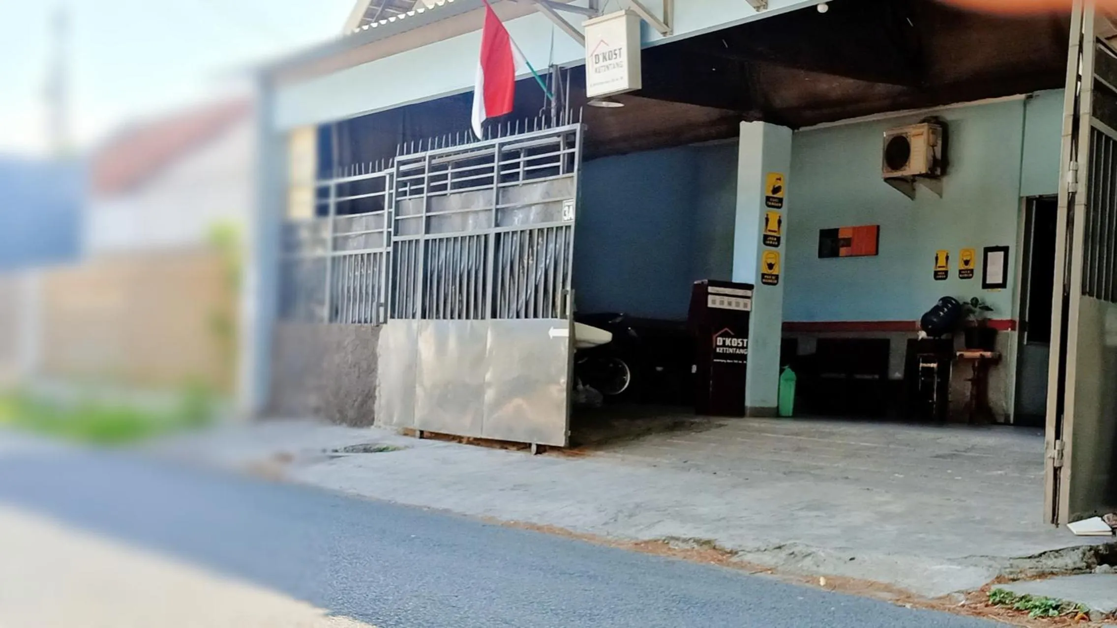 Facade/entrance in D'Kost Ketintang