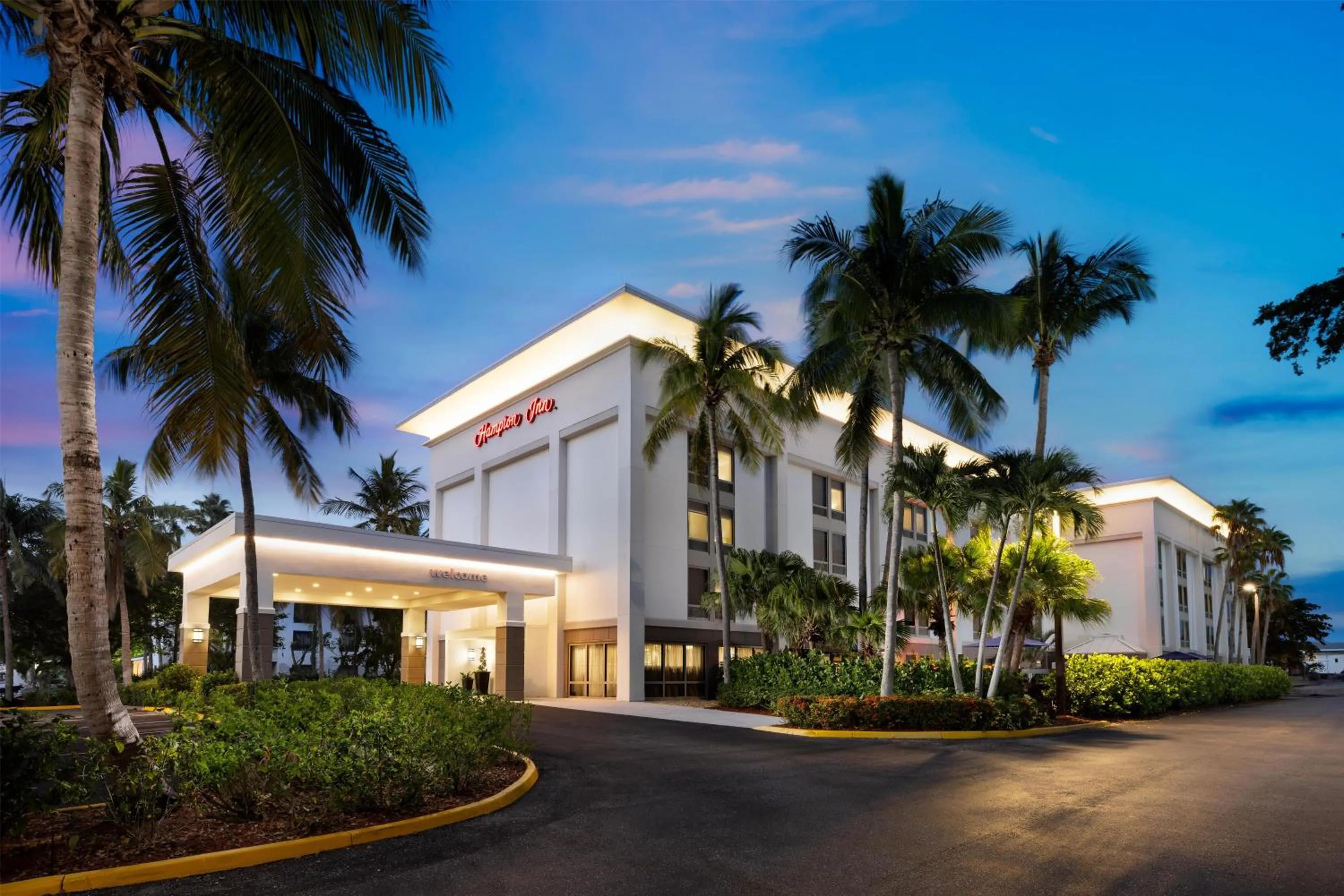 Property building in Hampton Inn Naples-Central