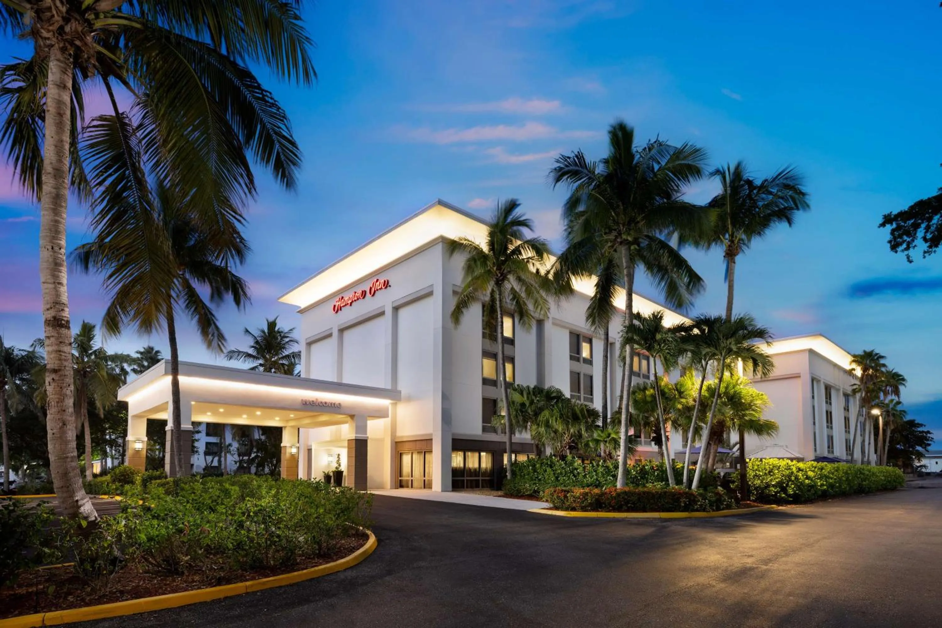 Property building in Hampton Inn Naples-Central