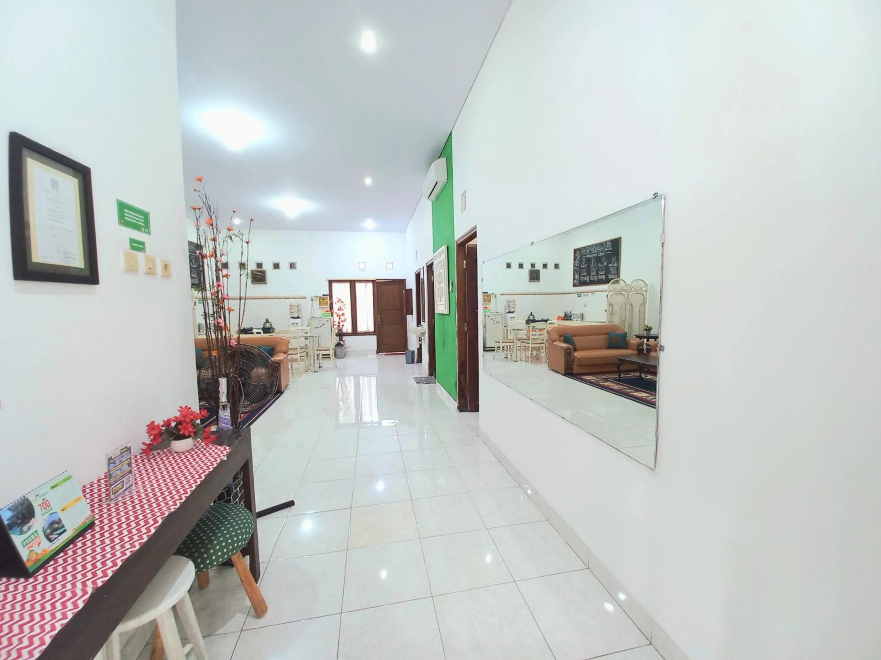 Living room in Homestay Jogja Dekat Taman Pelangi by Simply Homy