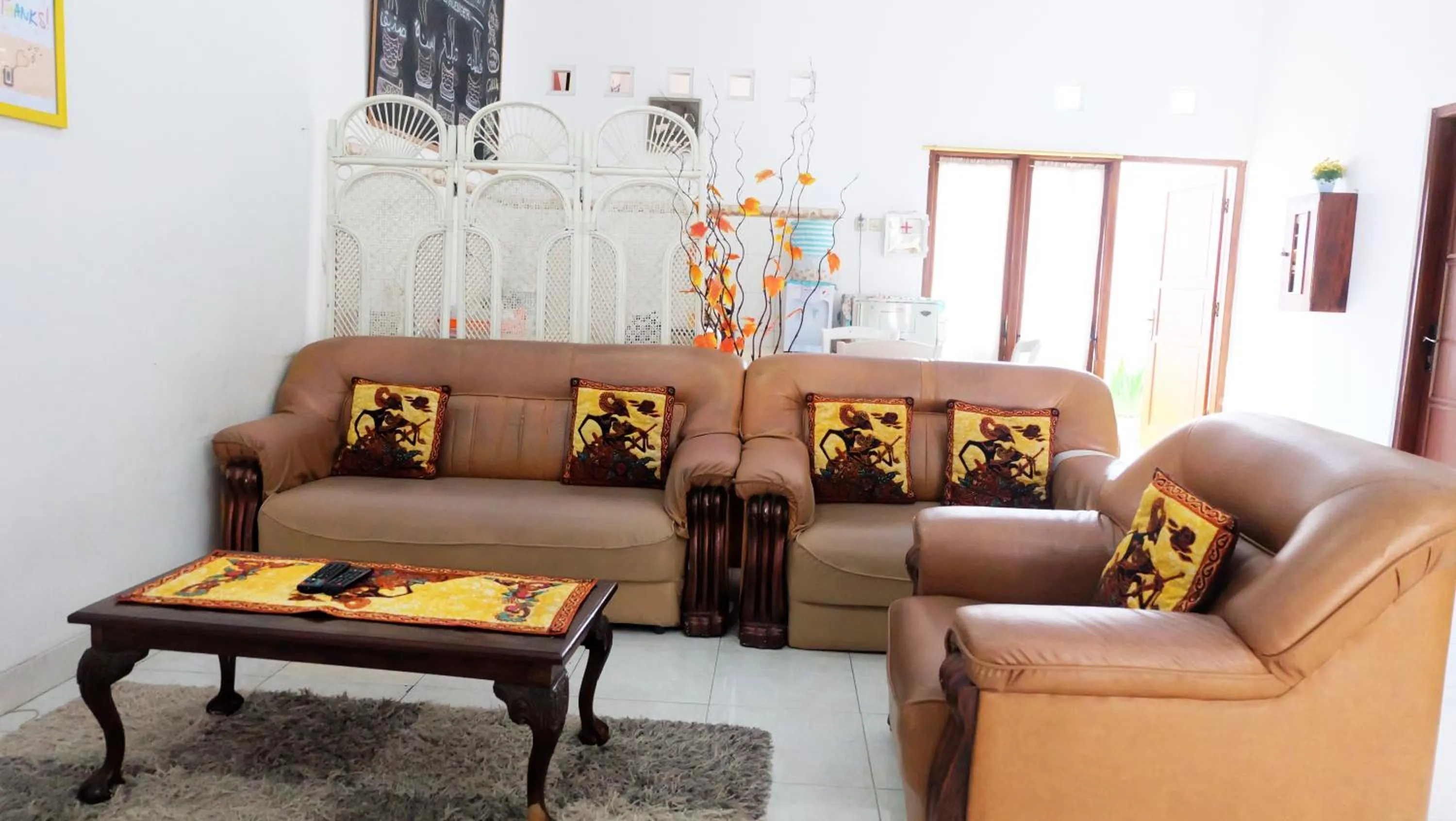 Living room in Homestay Jogja Dekat Taman Pelangi by Simply Homy