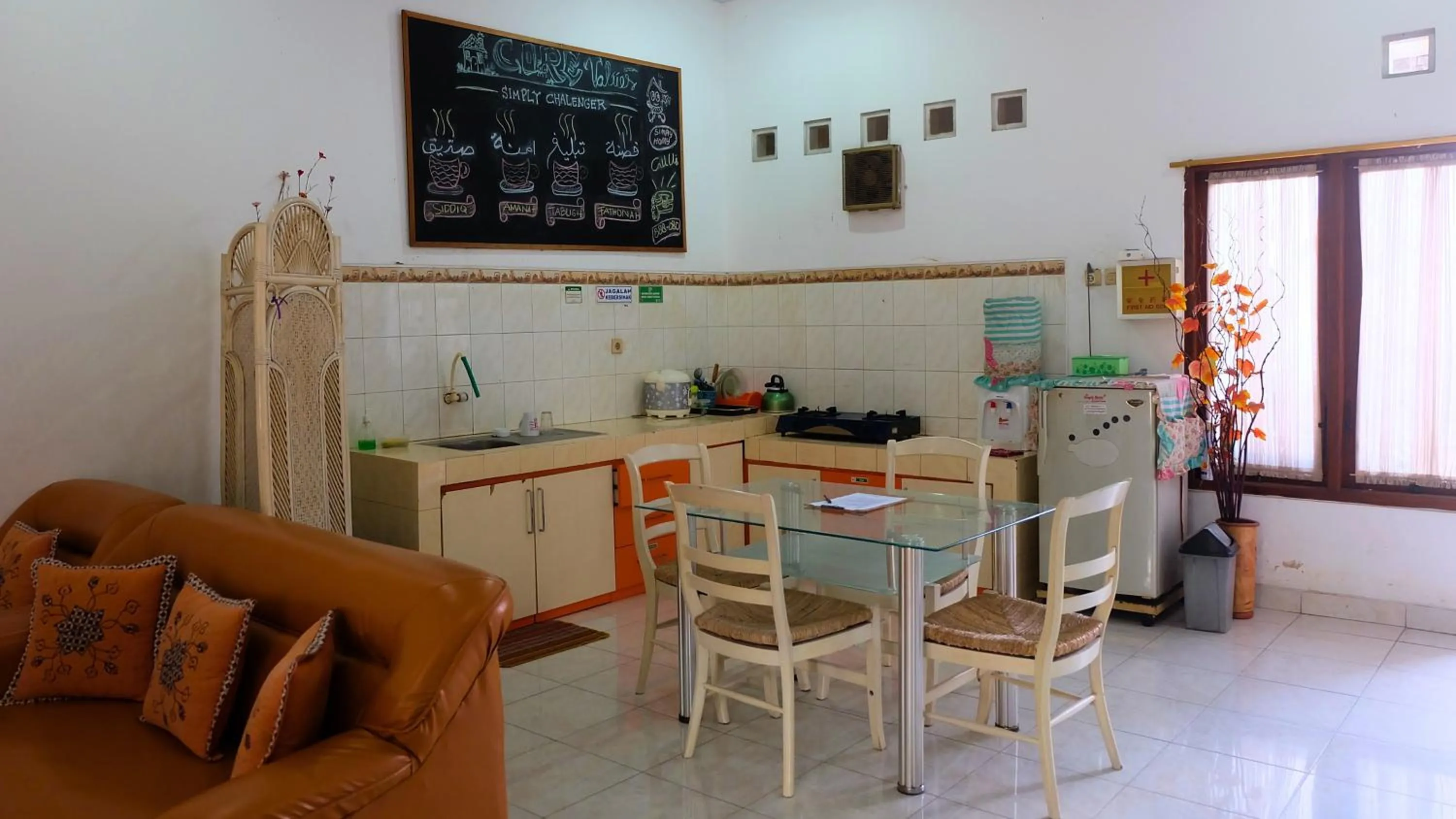 kitchen in Homestay Jogja Dekat Taman Pelangi by Simply Homy